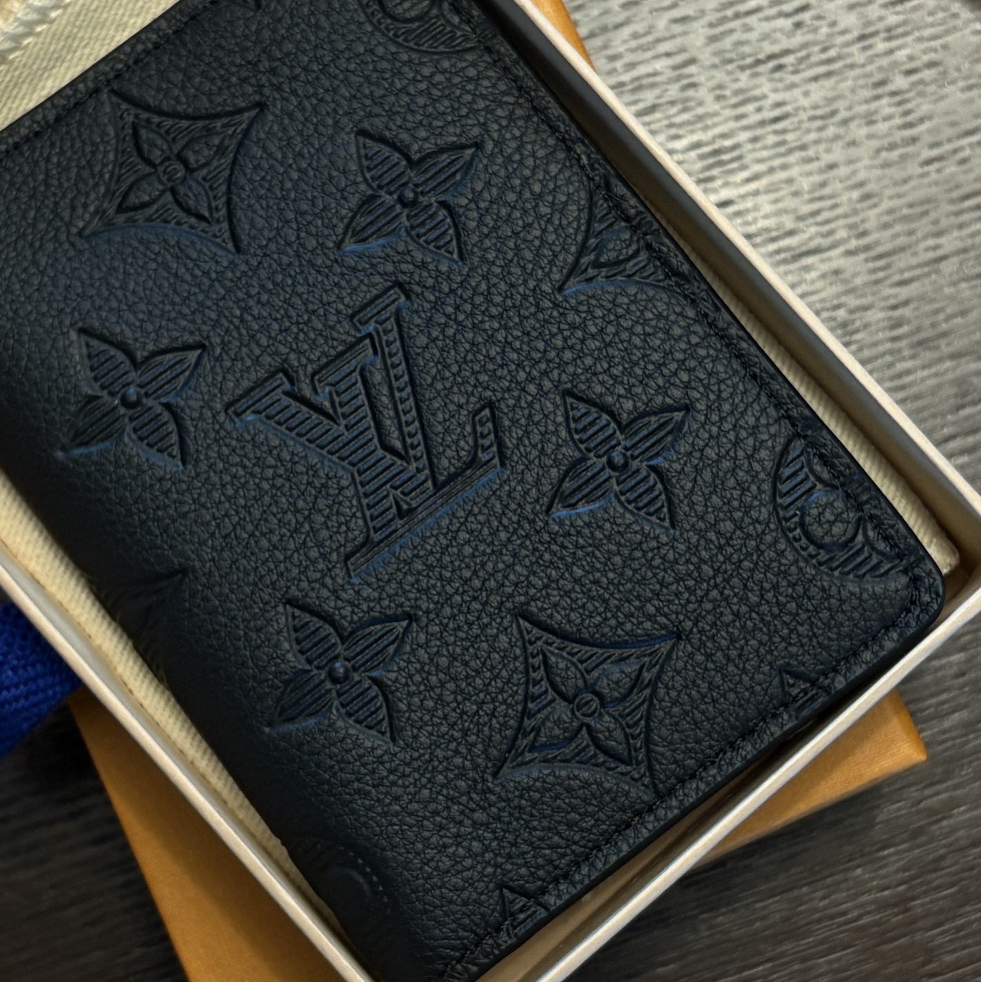 Louis Vuitton Pocket Organizer Monogram Shadow Black 착용 스타일