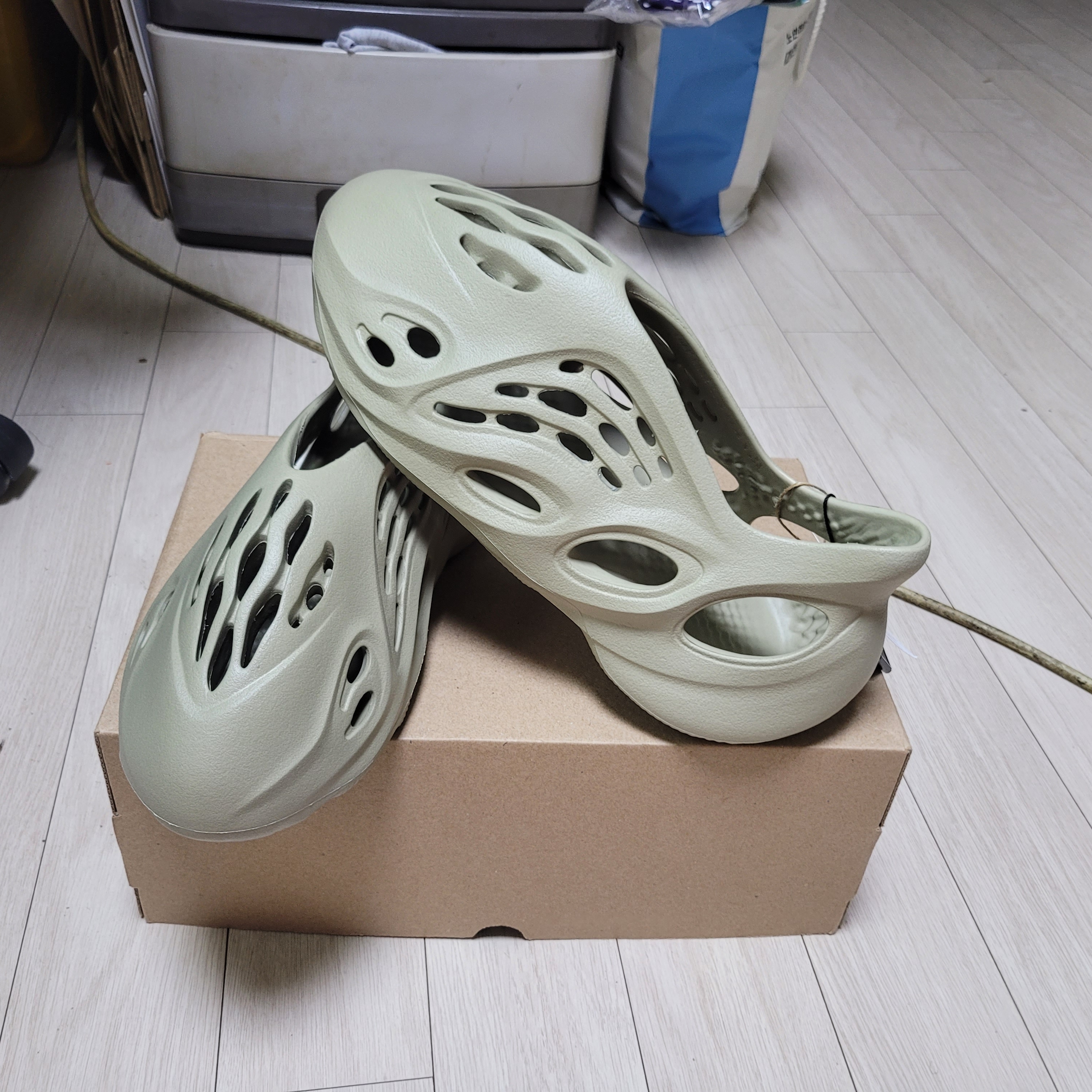 Adidas Yeezy Foam RNNR Stone Salt 착용 스타일 - 2