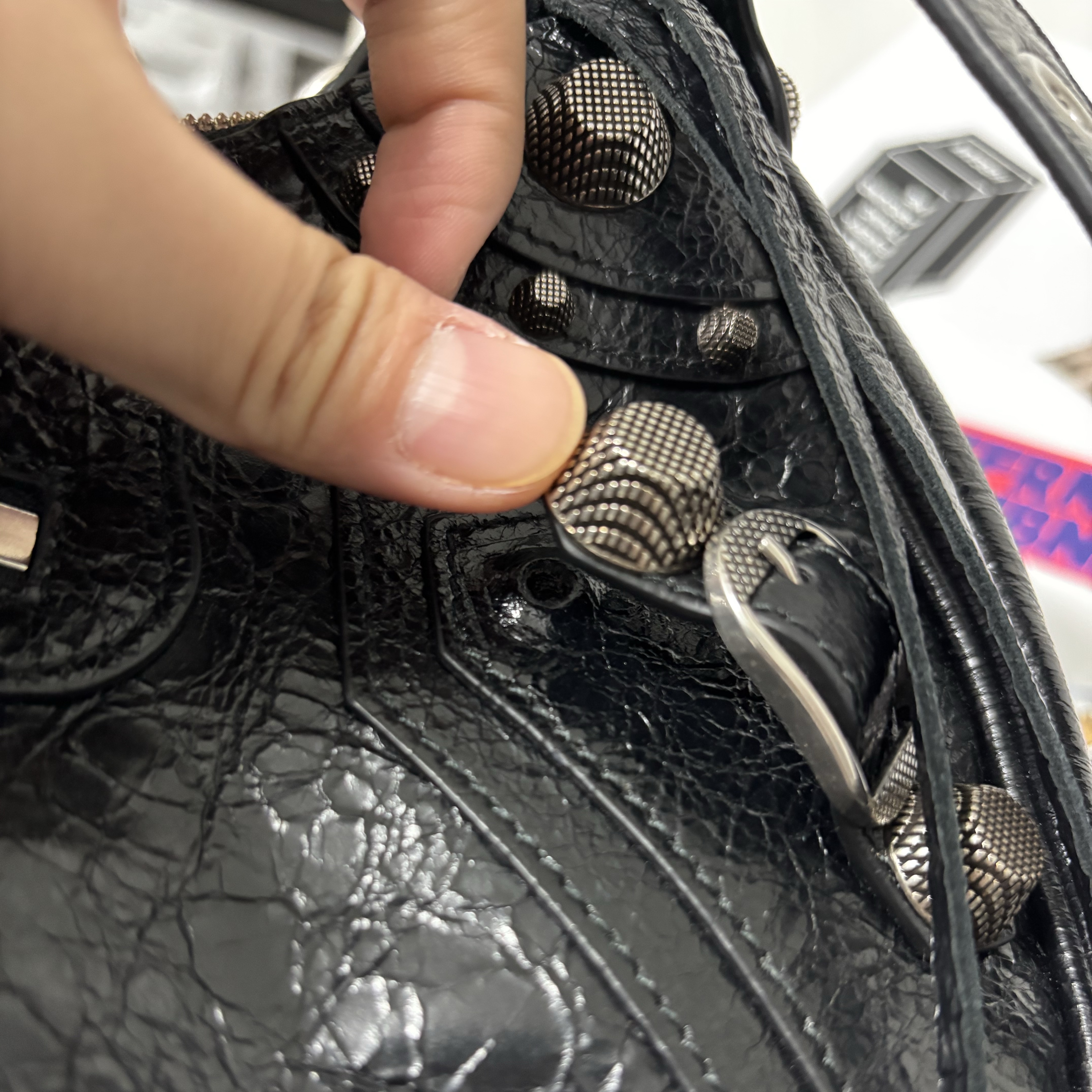 Balenciaga Le Cagole Small Shoulder Bag Black 착용 스타일