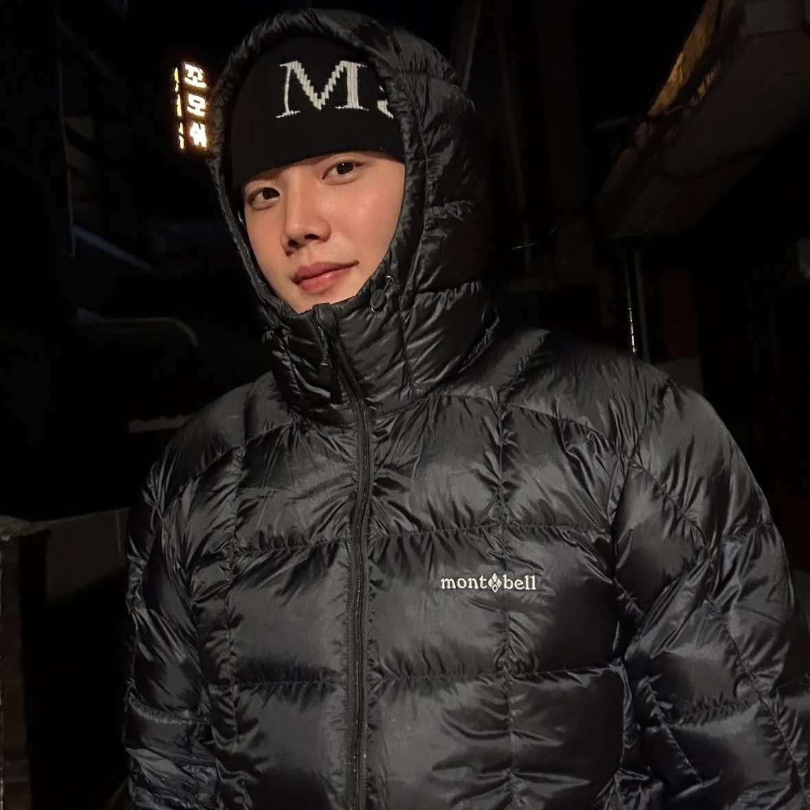 Matin Kim Logo Jacquard Short Beanie Black, Montbell Superior Down Parka Black 착용 스타일