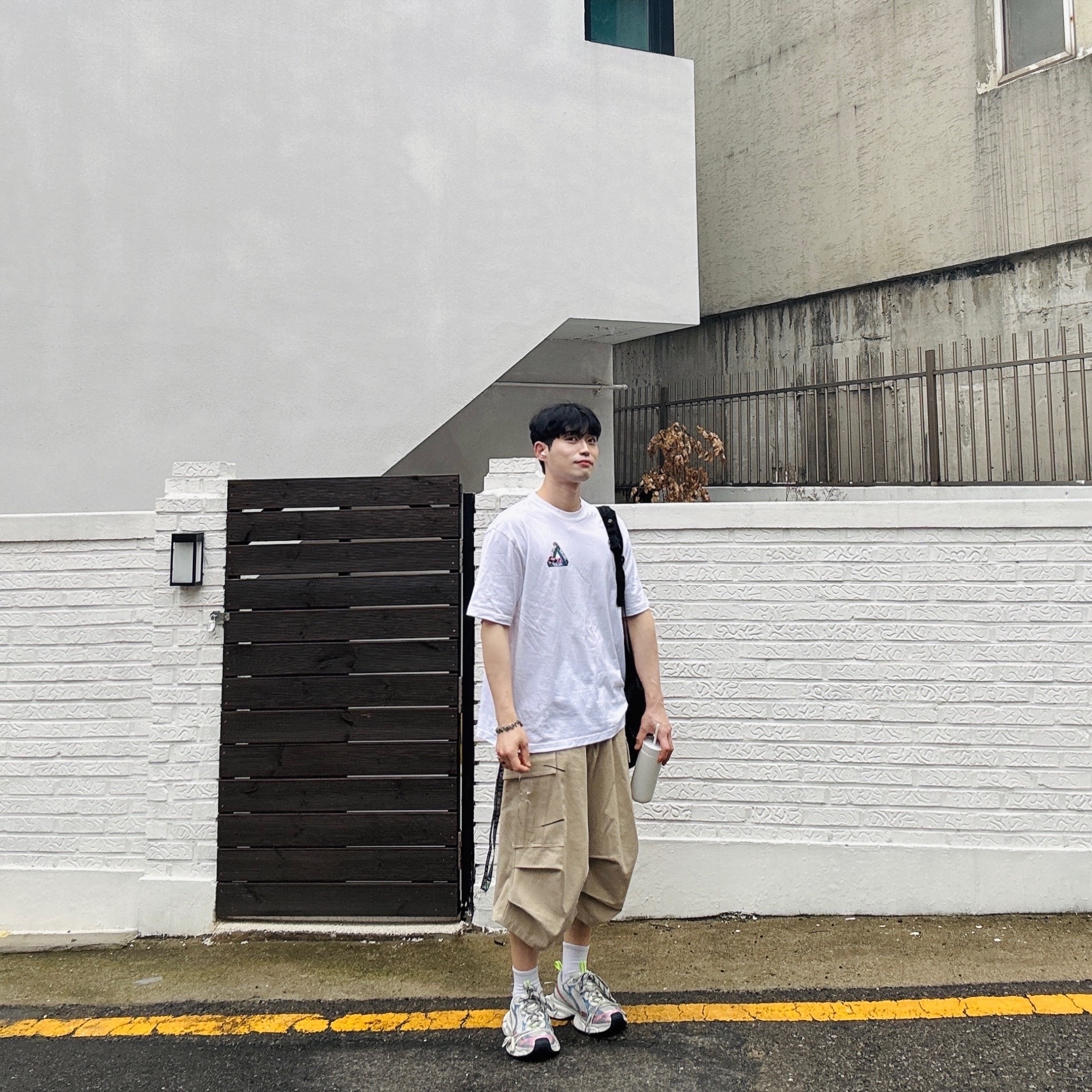 Palace Jungle Dream T-Shirt White - 24FW, Supreme Hav-A-Hank Bandanas Multicolor (Set of 3) - 24SS 착용 스타일 - 1