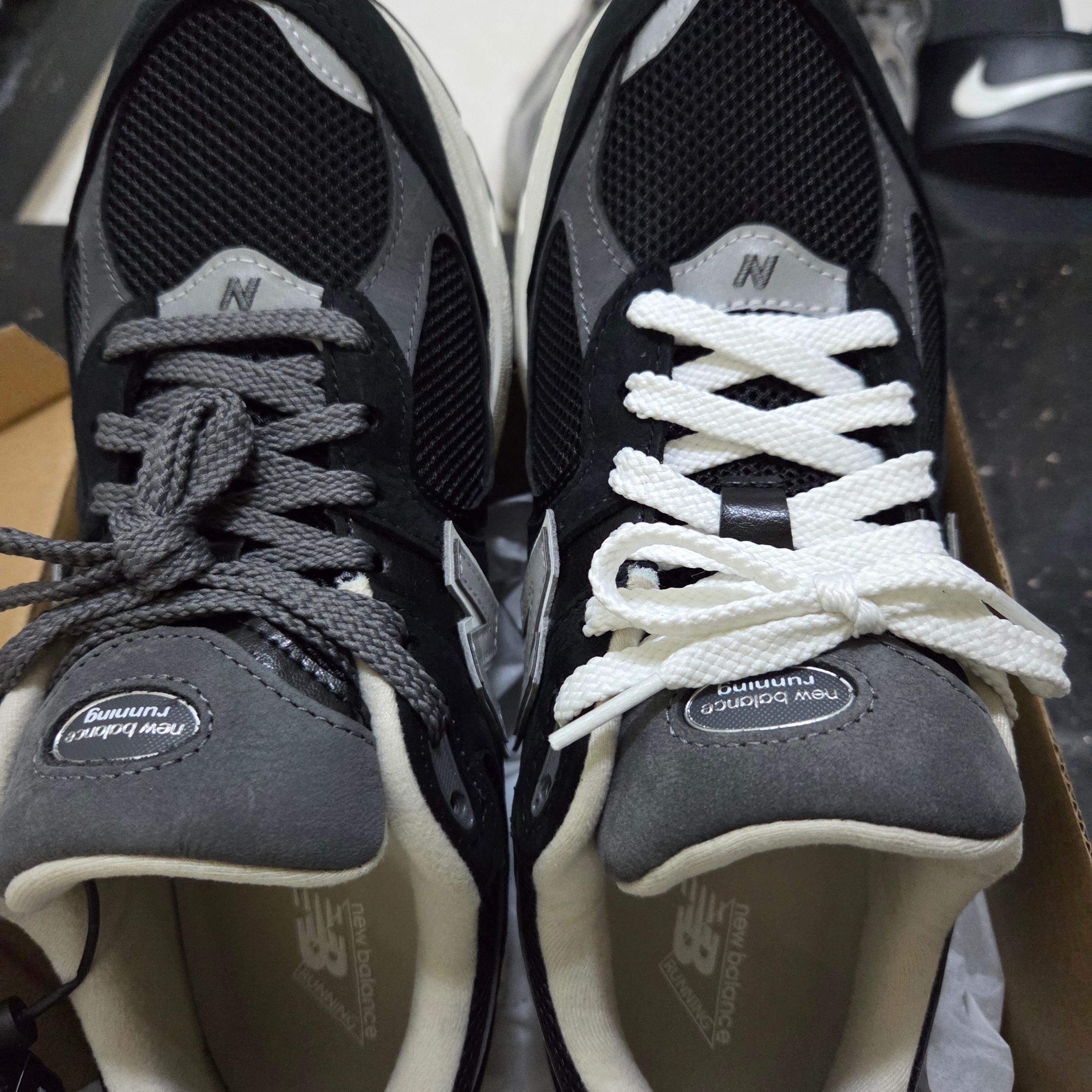 New Balance 2002R Premium Vintage Black, New Balance 2002R Grey 착용 스타일 - 3