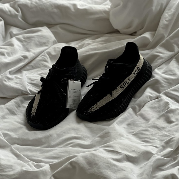 Adidas Yeezy Boost 350 V2 Core Black White 2022 착용 스타일 - 2