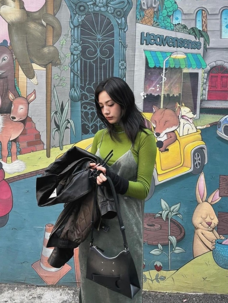 Maison Margiela Snatched Small Hobo Bag Black 착용 스타일 - 1
