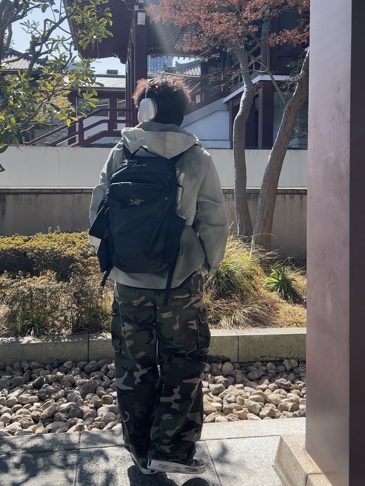 Arc'teryx Mantis 26 Backpack Black, Nike x Peaceminusone Air Force 1 Low Para-Noise 3.0 Black and Multicolor 착용 스타일 - 1