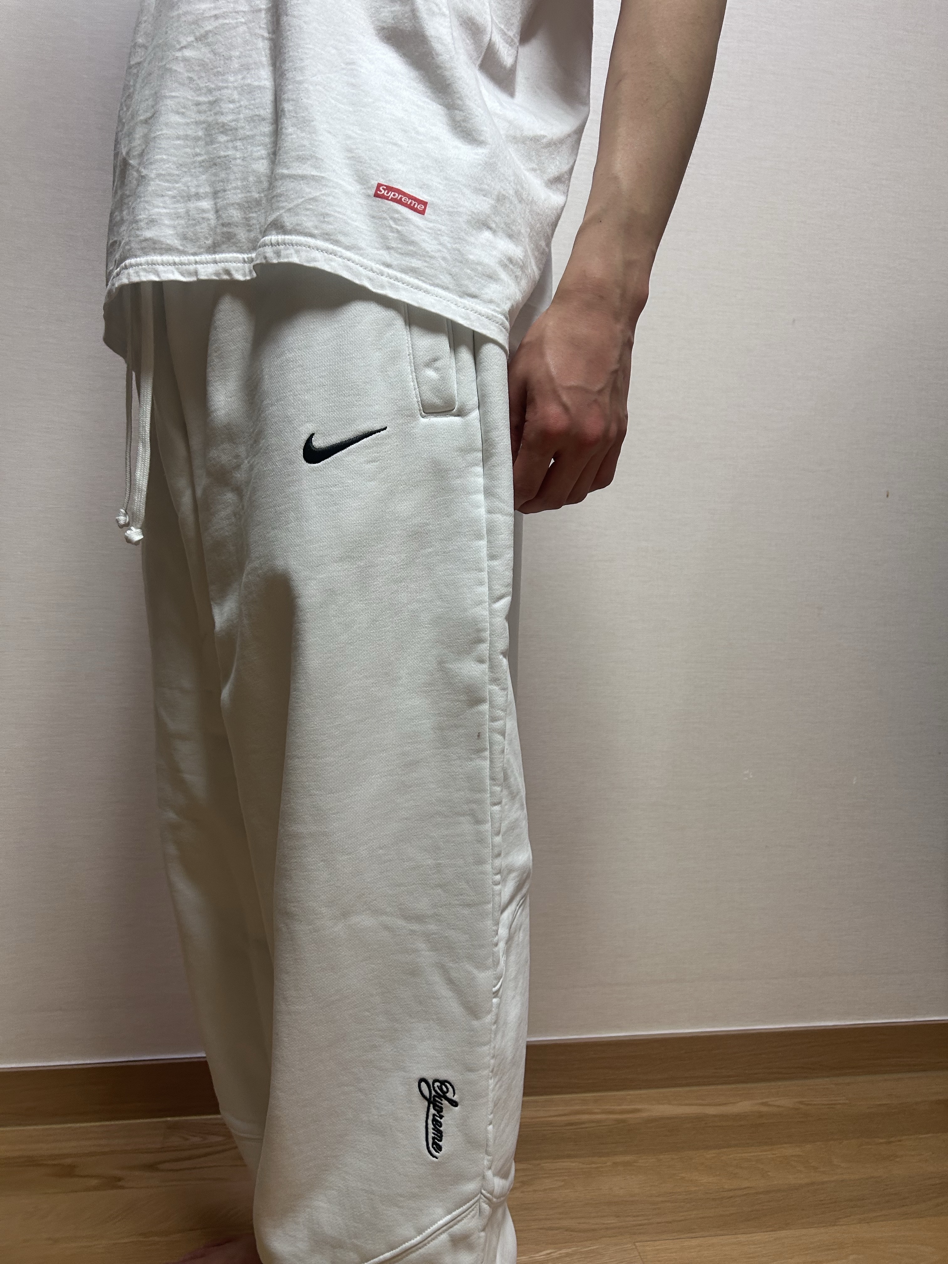 Supreme x Nike Sweatpant White - 25SS 착용 스타일 - 1