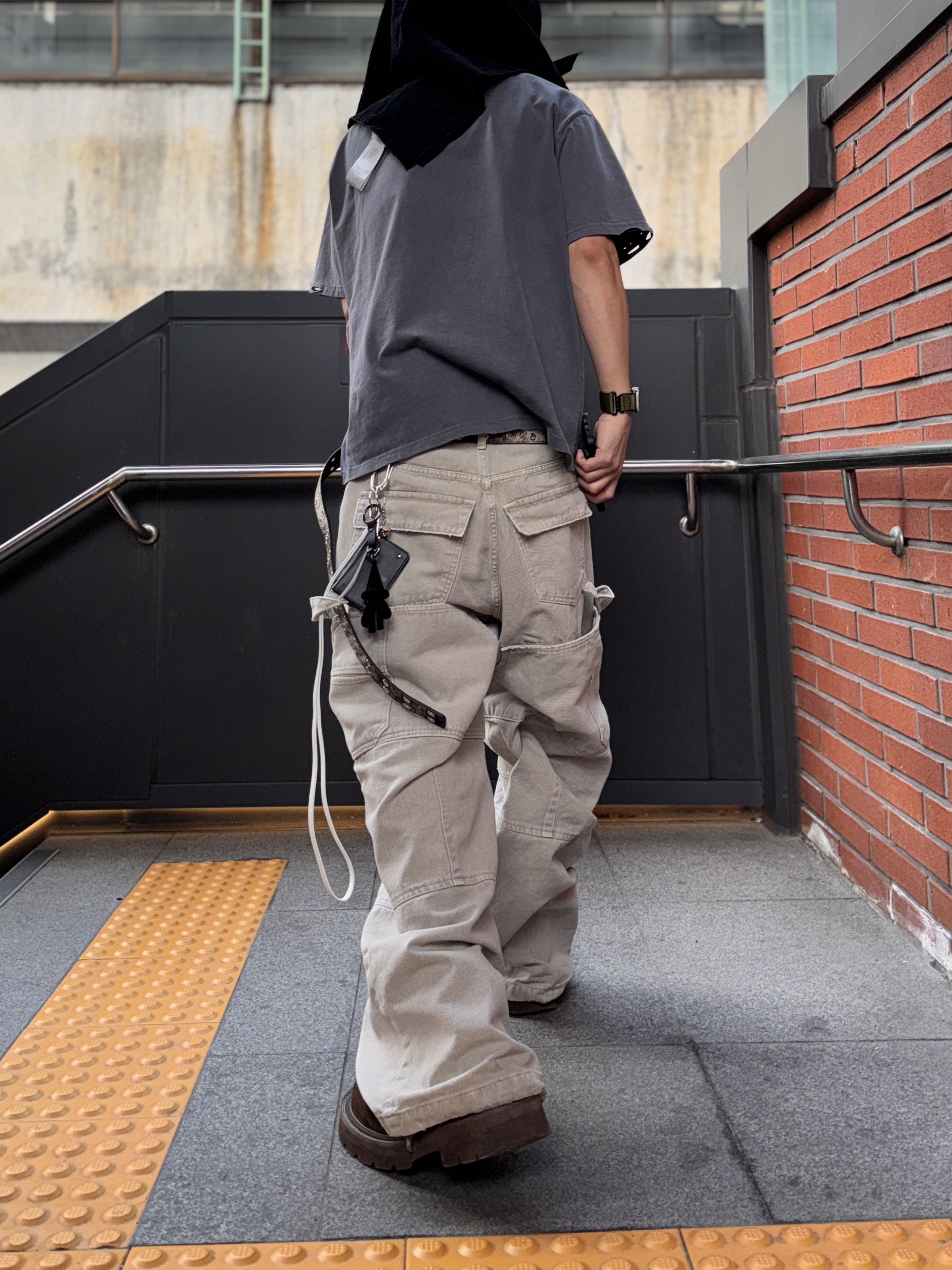 Undermycar Mu.87 Anti Fxxking Logo Play Basic Micro Corduroy Scarf Black, Balenciaga Swift Oval Sunglasses Black 착용 스타일 - 2