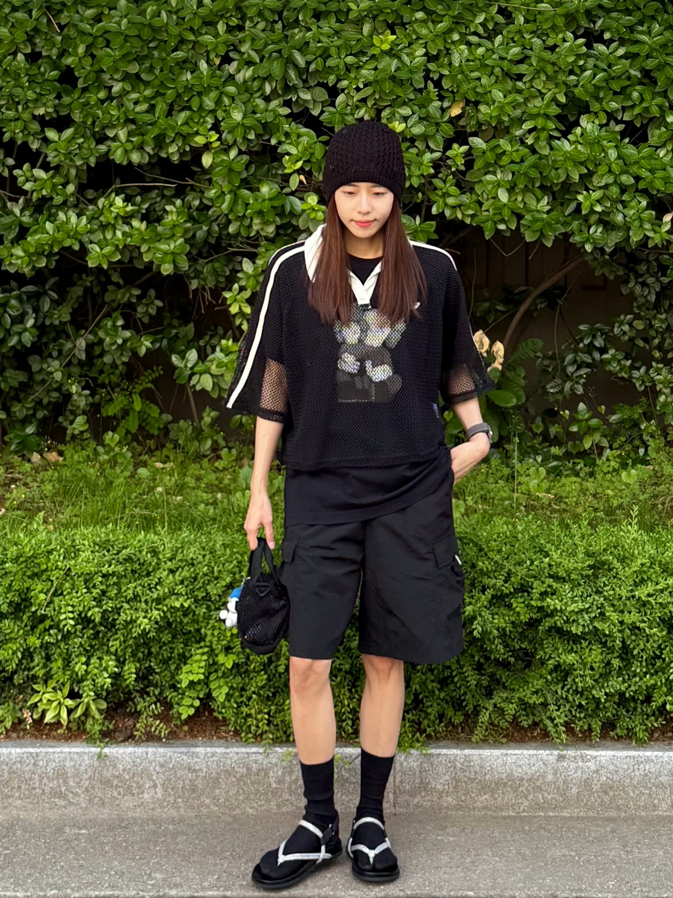 Supreme Mesh Mini Duffle Bag Black - 25SS, Uniqlo UT x Kaws Short Sleeve Graphic T-Shirt Black 착용 스타일 - 3