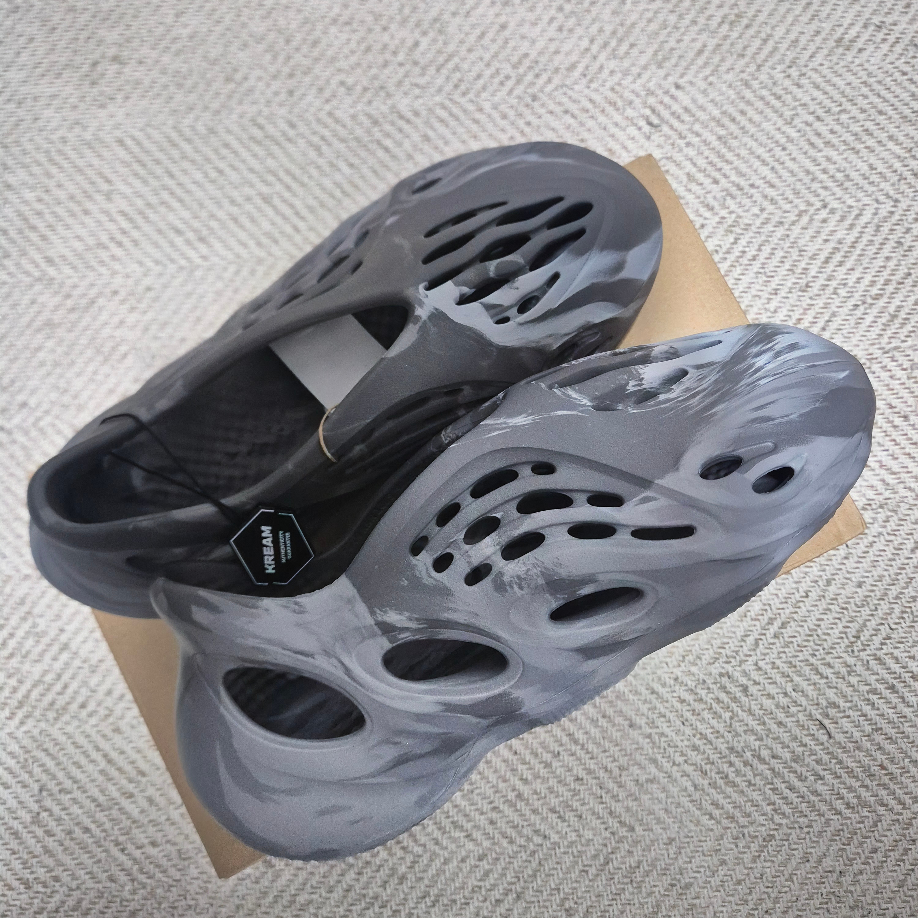 Adidas Yeezy Foam RNNR MX Granite 착용 스타일
