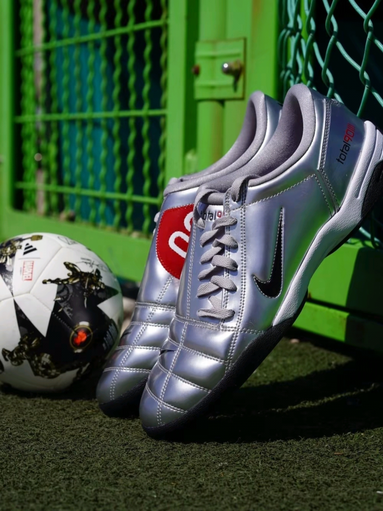 Nike Total 90 III SP Metallic Silver and Black 착용 스타일