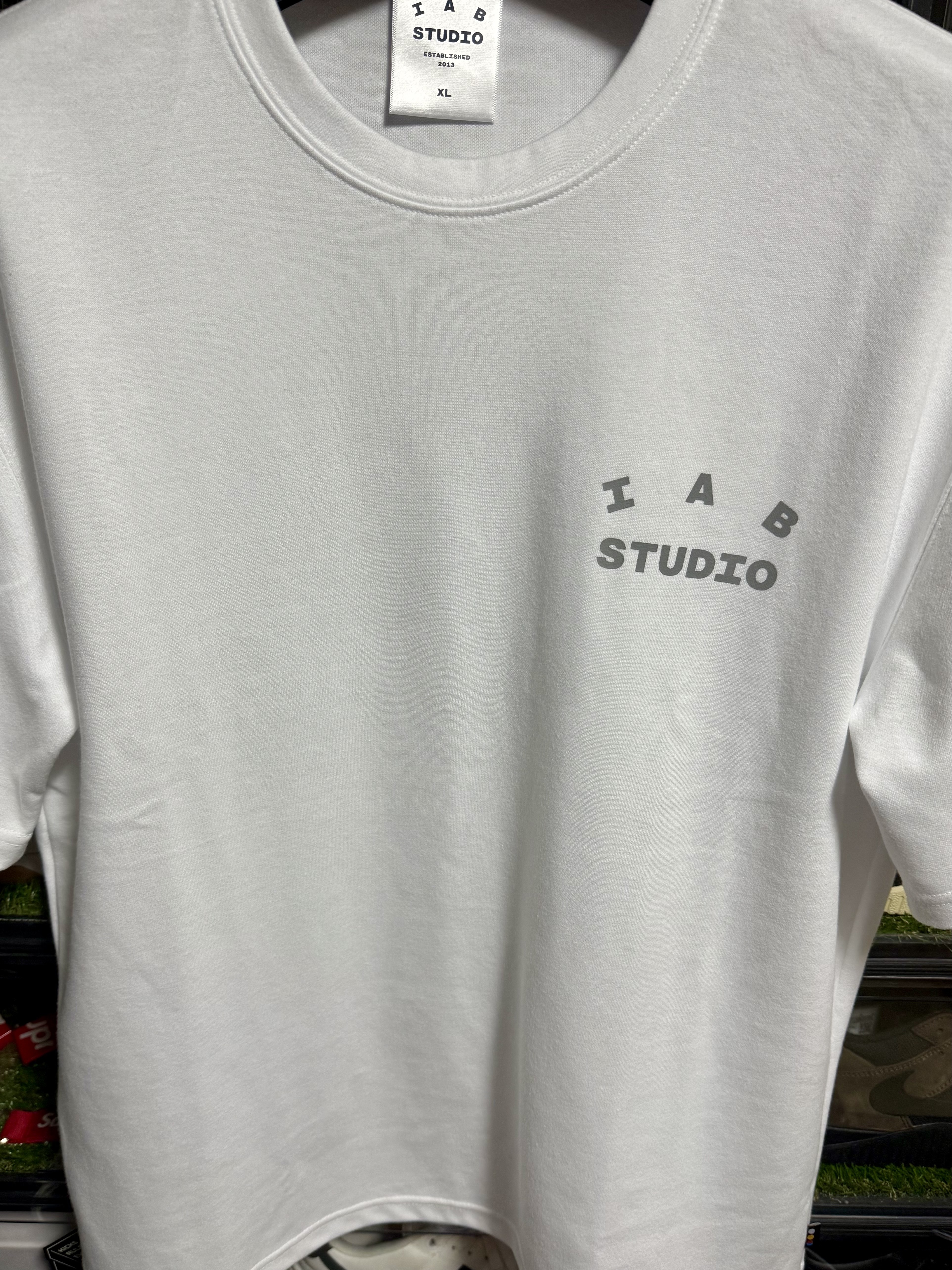 IAB Studio T-Shirt White Gray 착용 스타일 - 2