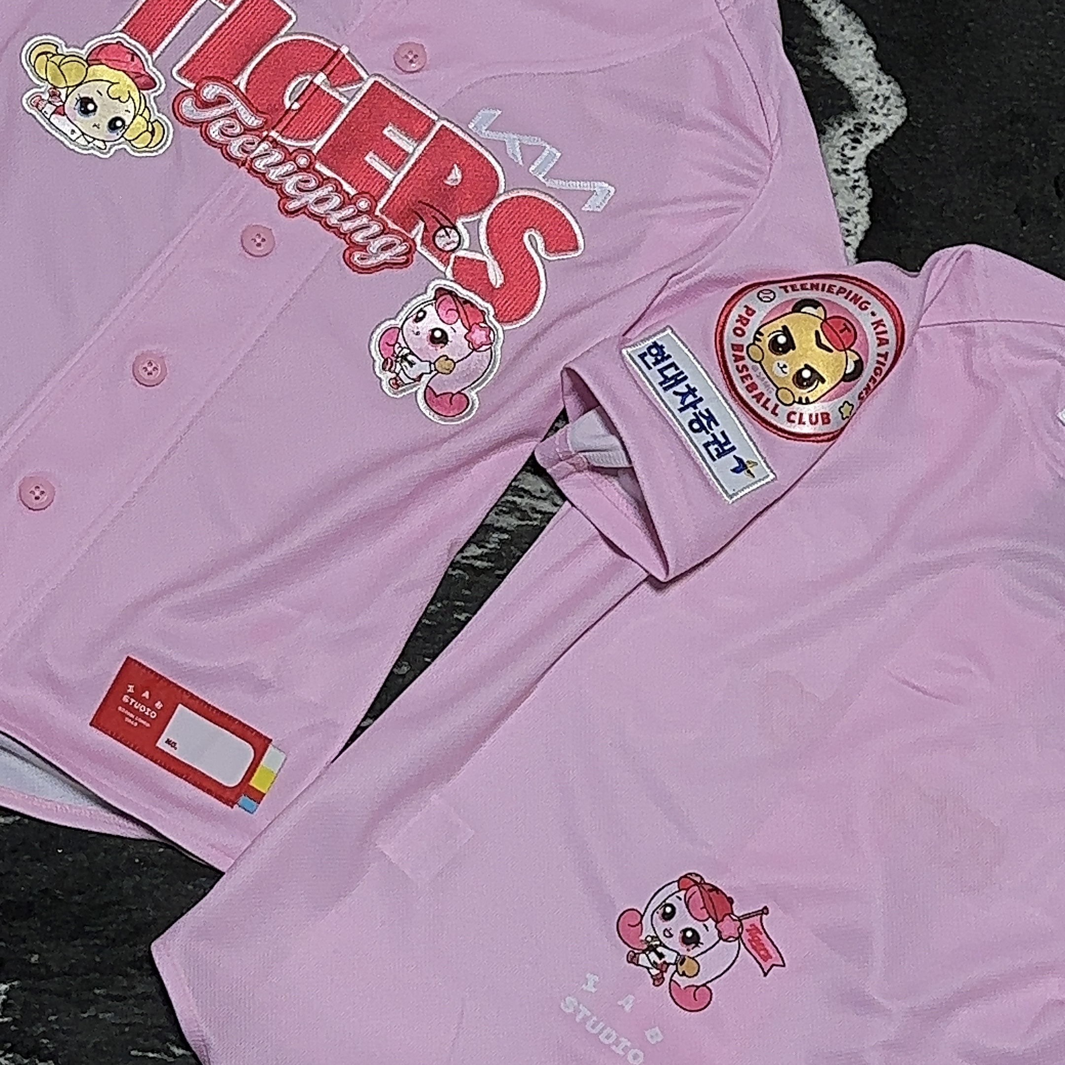 Kia Tigers x Catch! Teenieping x IAB Studio 25 Authentic Teenieping Uniform Kids Pink (Non Marking Ver.) 착용 스타일