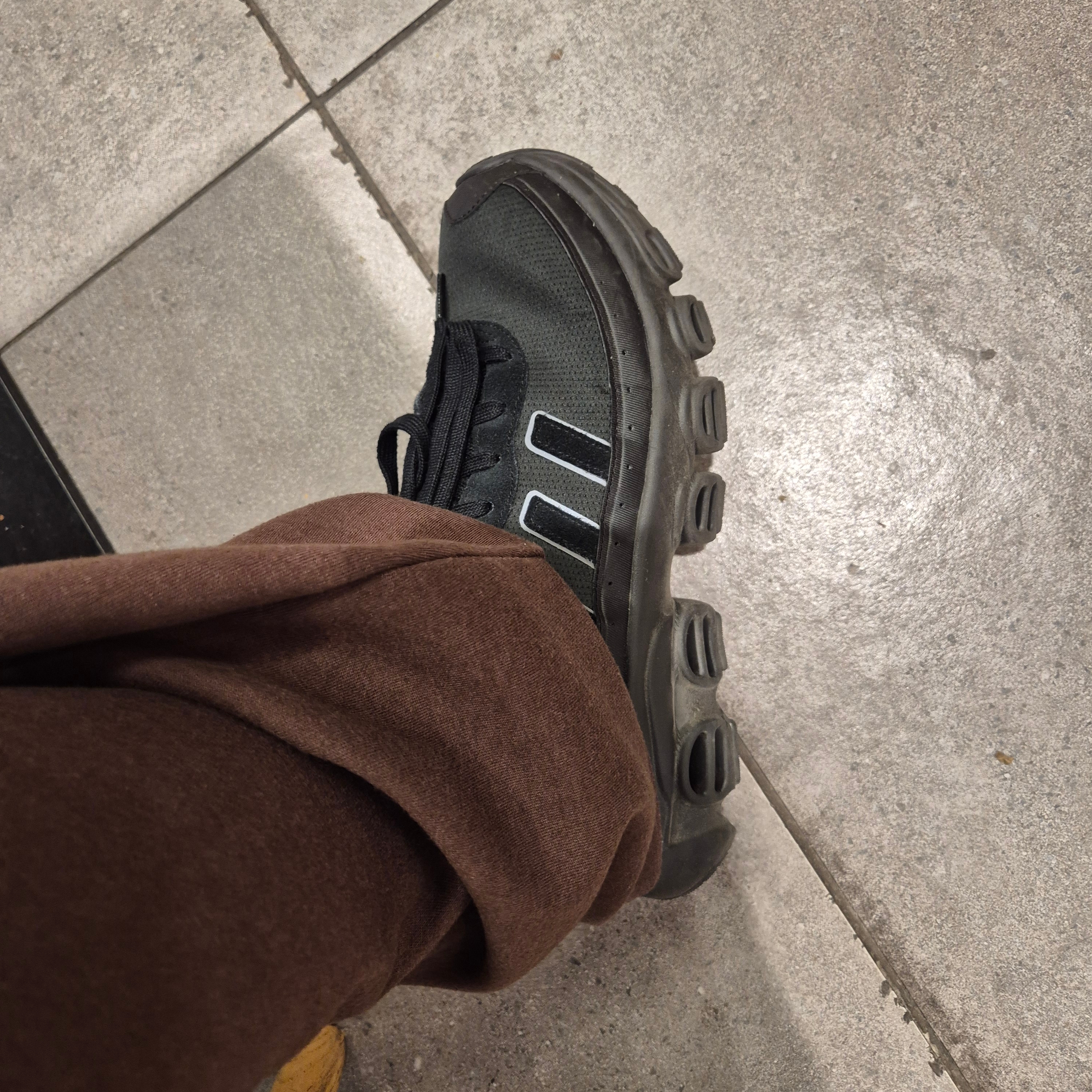 (J) Adidas Adiform Megaride Core Black Iron Metallic 착용 스타일