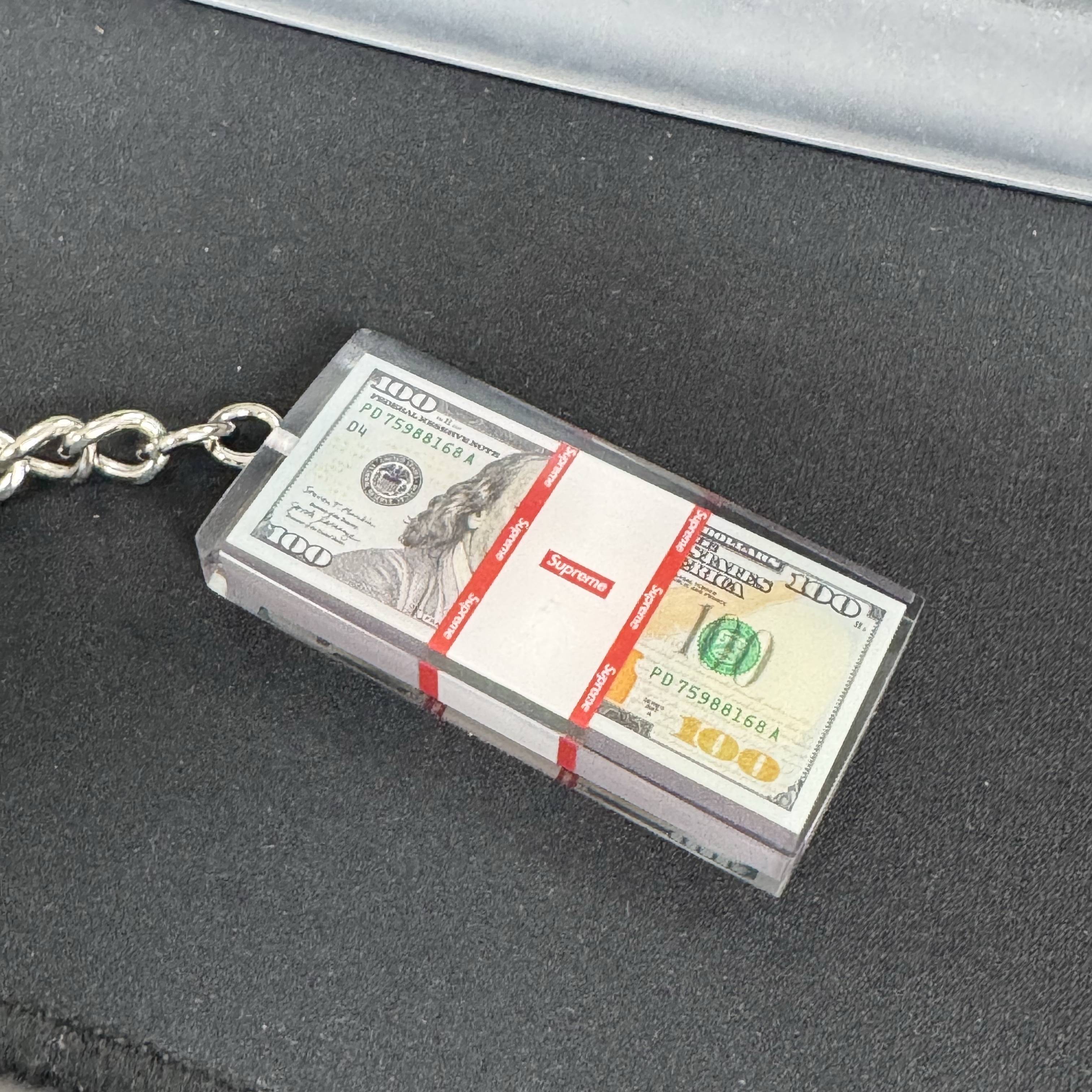 Supreme Cash Paperweight Keychain Multicolor - 24FW 착용 스타일