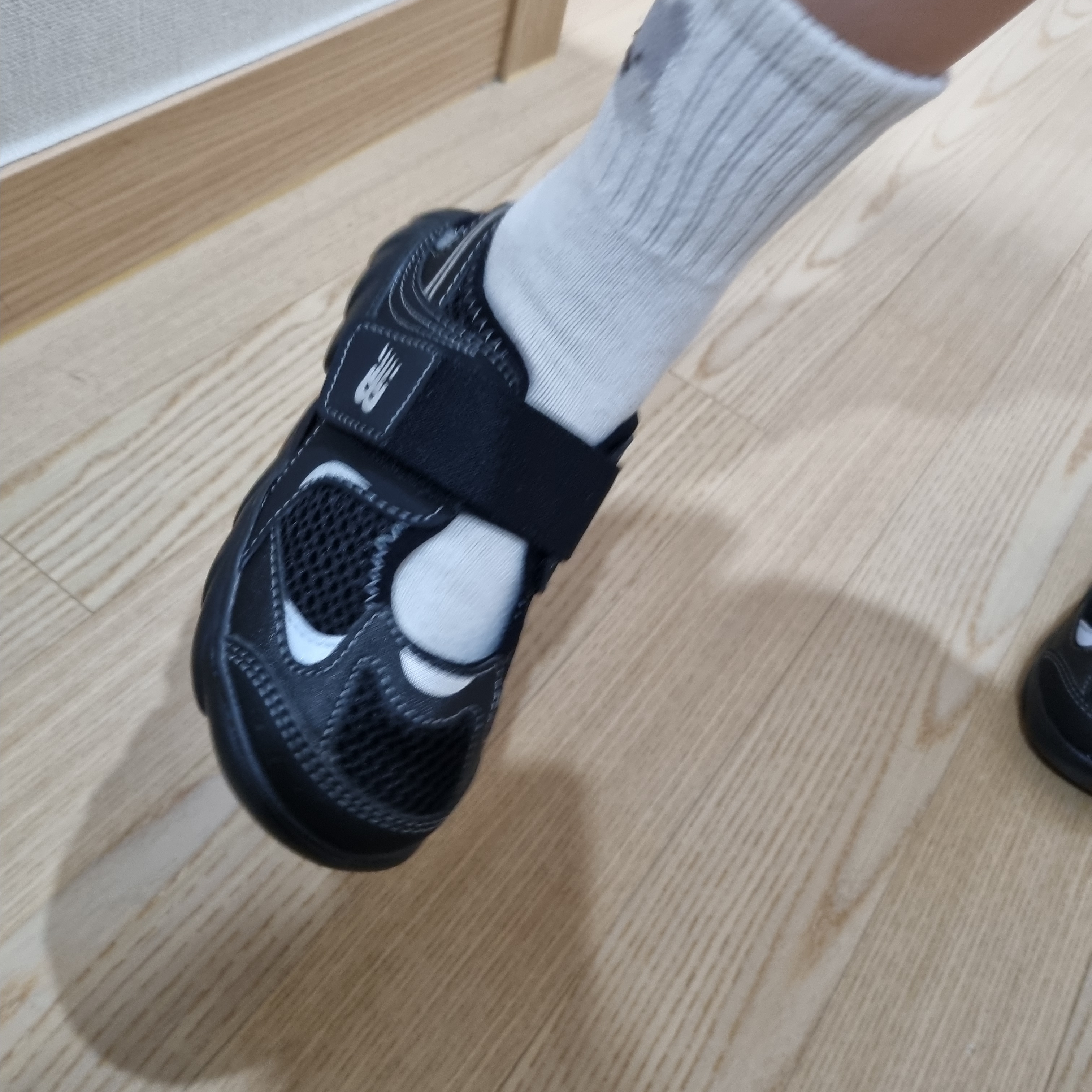 (Kids) New Balance Freedle 920 Sandal Black 착용 스타일 - 2
