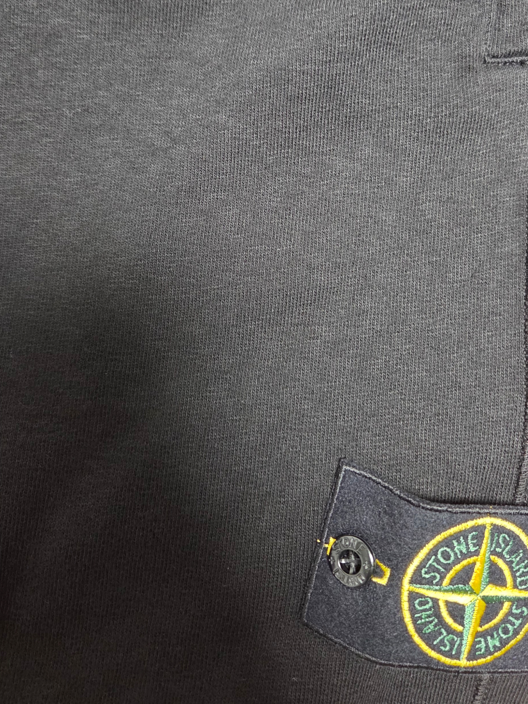 Stone Island 63460 Old Treatment Bermuda Shorts Black - 24SS 착용 스타일