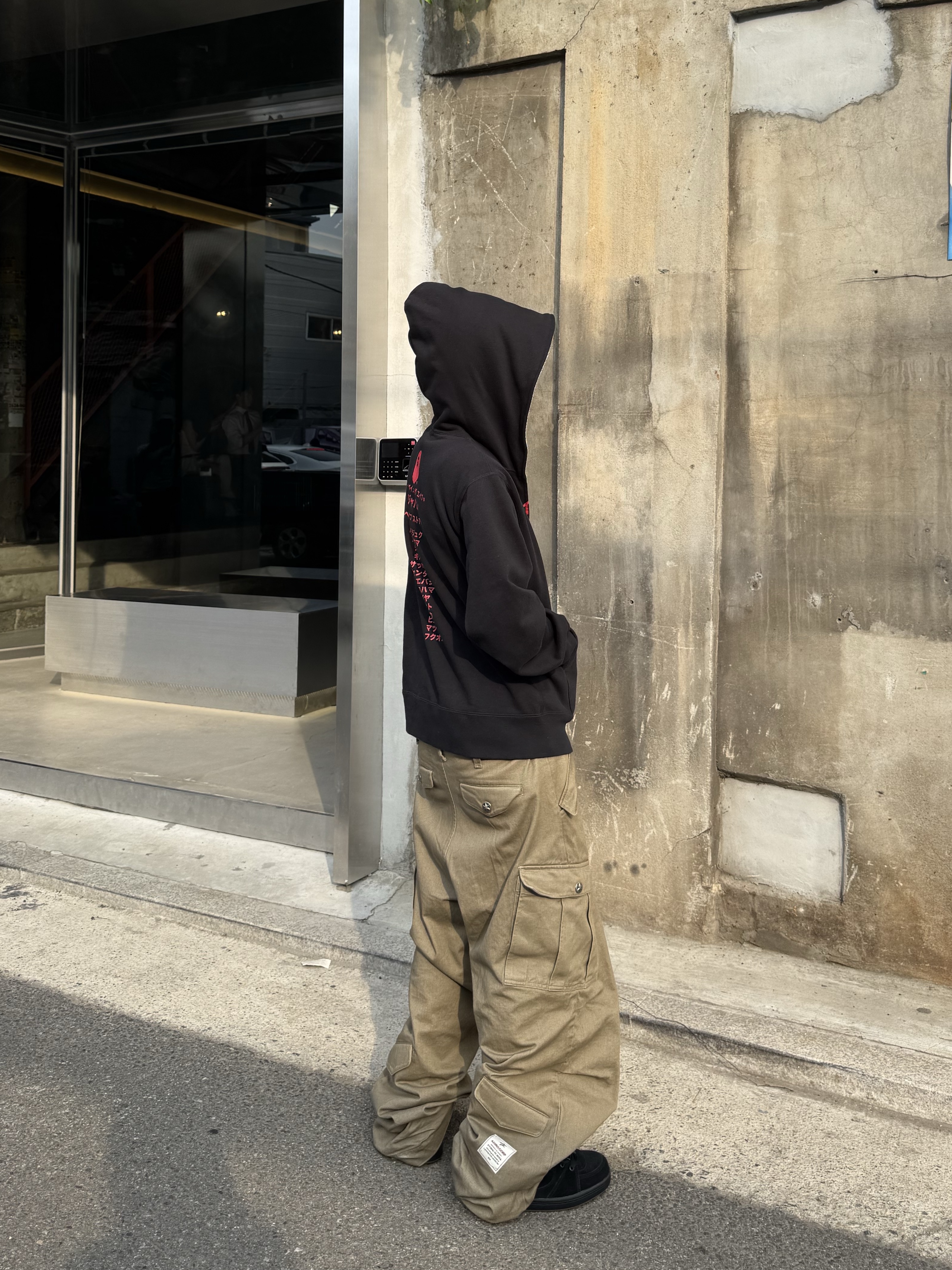 BAPE Japan Katakana College City T-Shirt Black, Aoiro Hikari Snap M65 Pants Mocha Brown 착용 스타일 - 2
