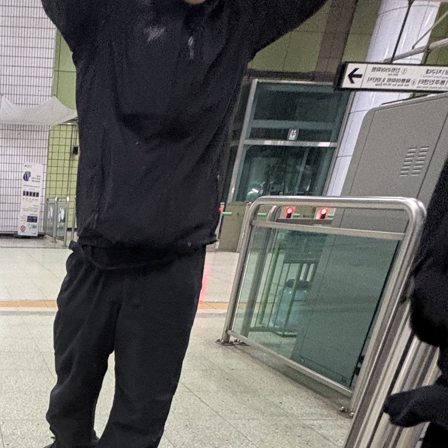 Arc'teryx Gamma Lightweight Hoody Black 착용 스타일