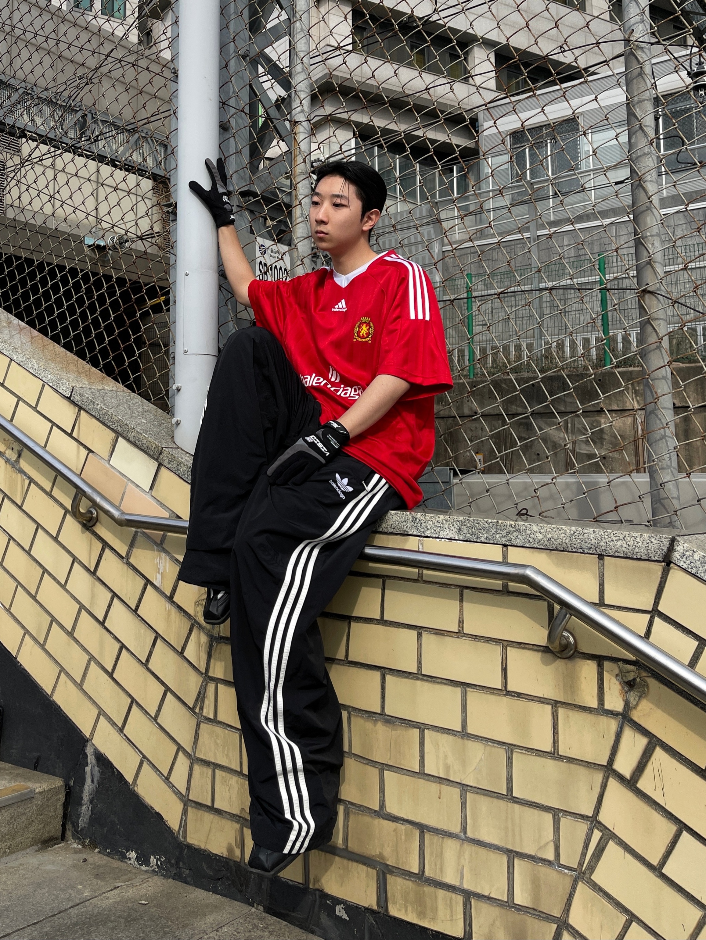 Balenciaga x Adidas Oversized Football T-Shirt Red, Balenciaga x Adidas Tracksuit Trousers Black 착용 스타일 - 2
