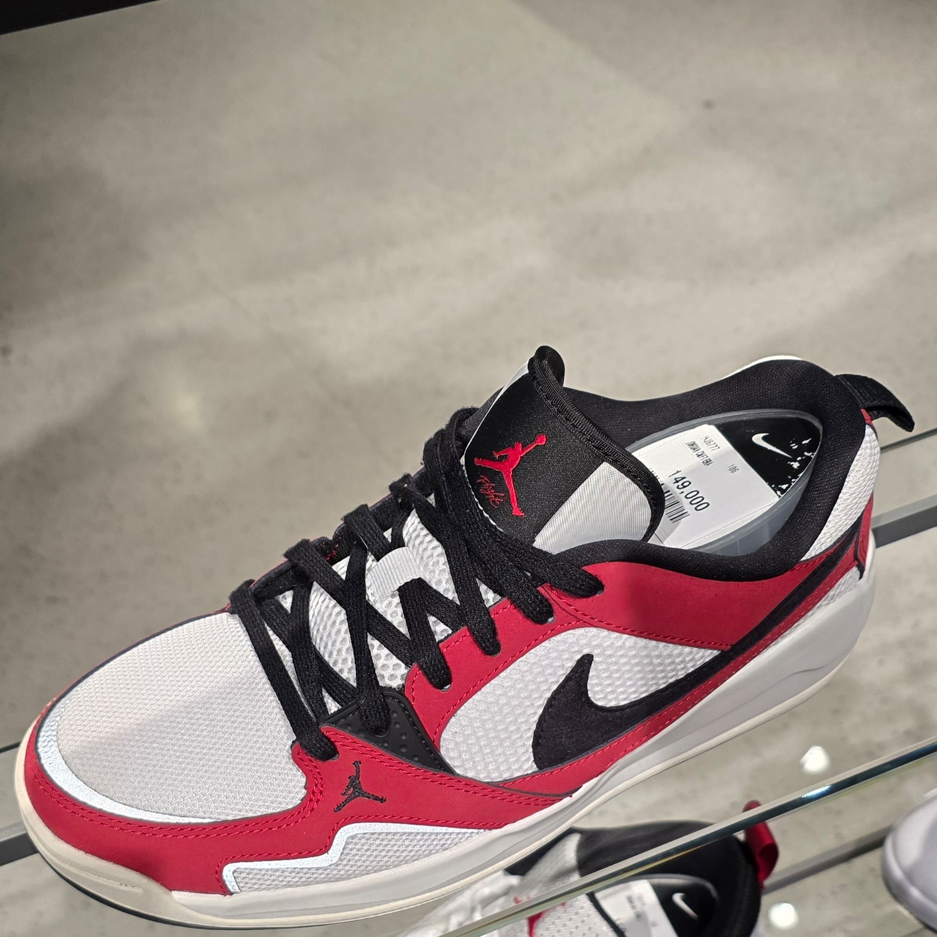 Jordan CMFT Era White Varsity Red 착용 스타일