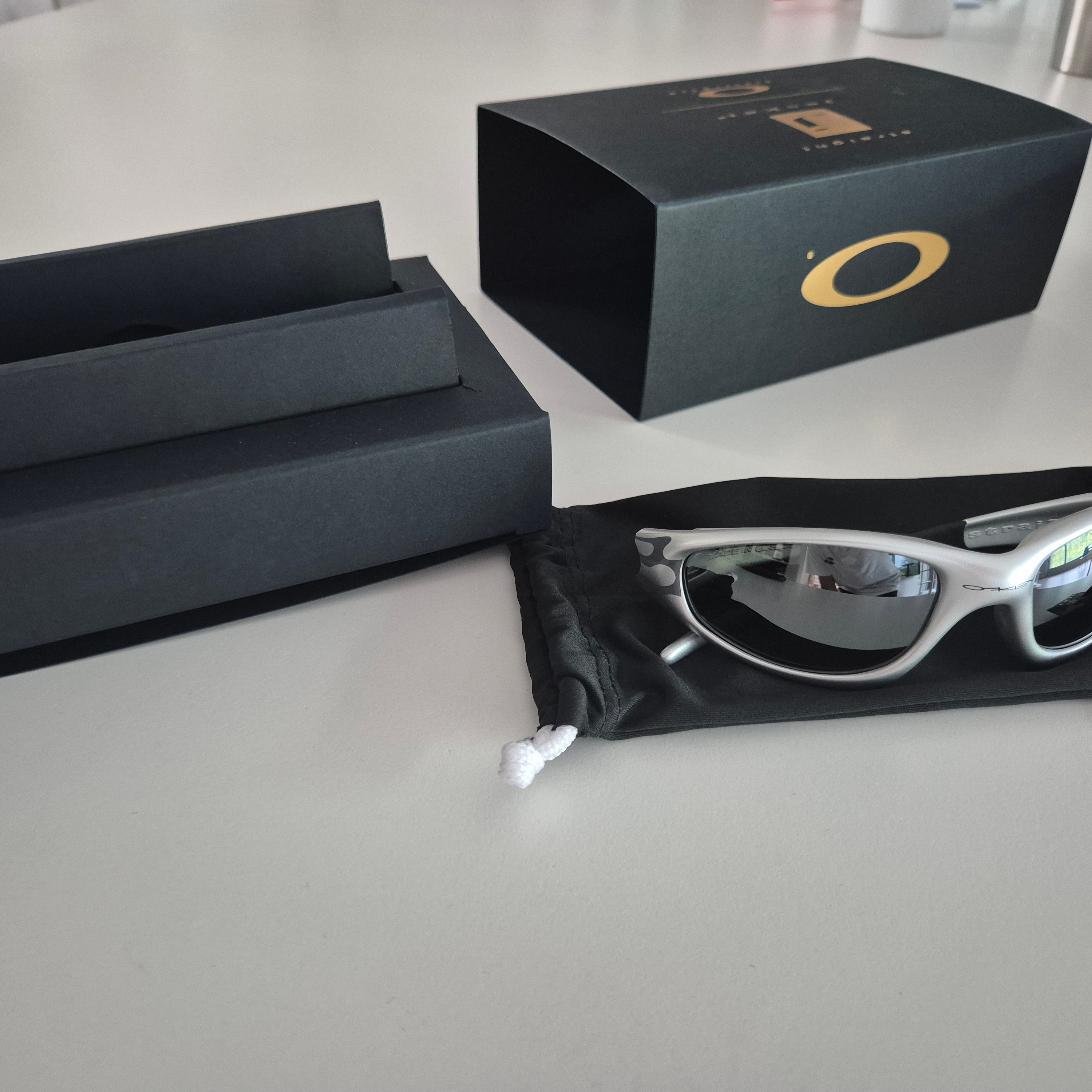 Oakley MUZM Straight Jacket 99 X-Silver Flames Prizm Black 착용 스타일 - 2