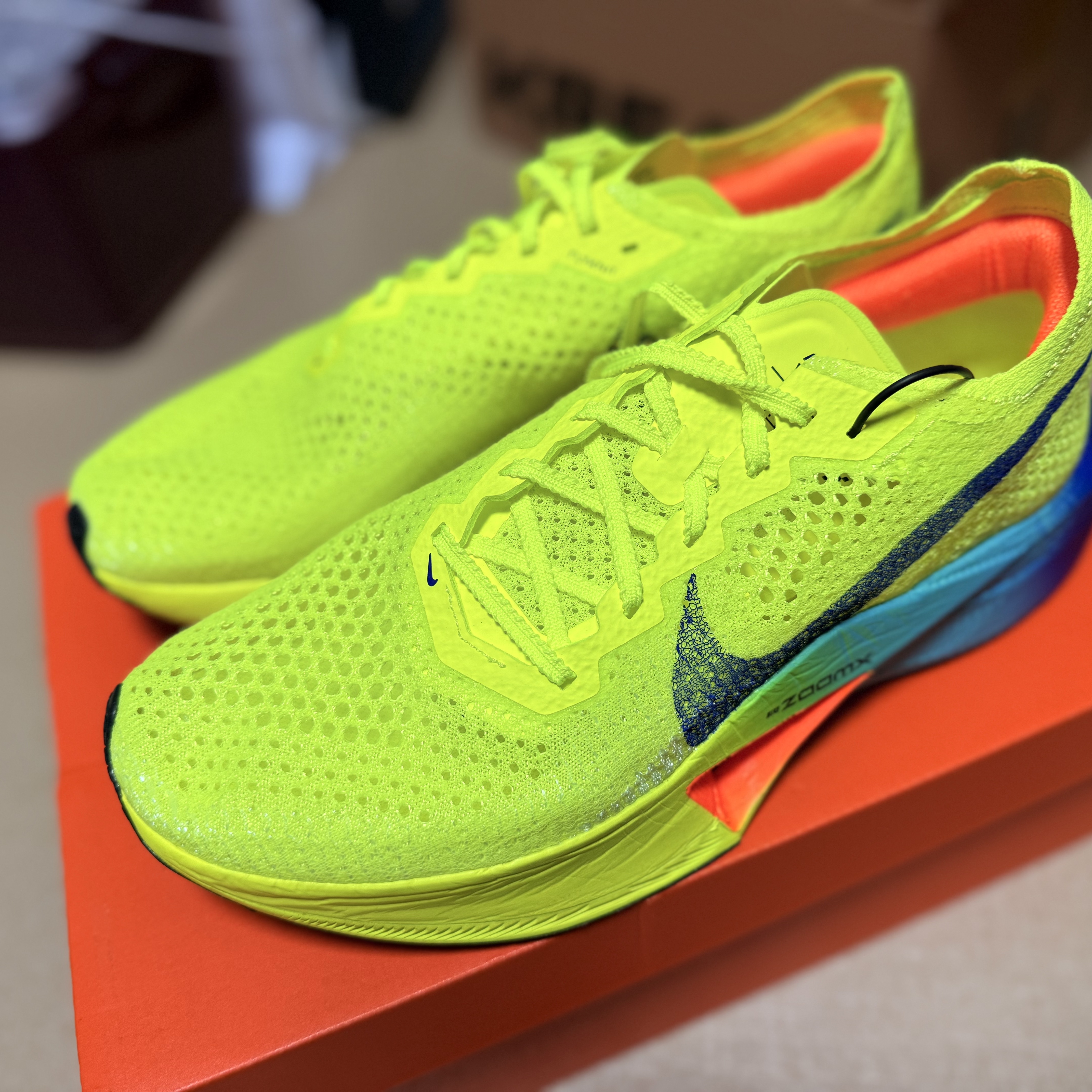 Nike ZoomX Vaporfly Next% 3 Volt Scream Green 착용 스타일 - 4