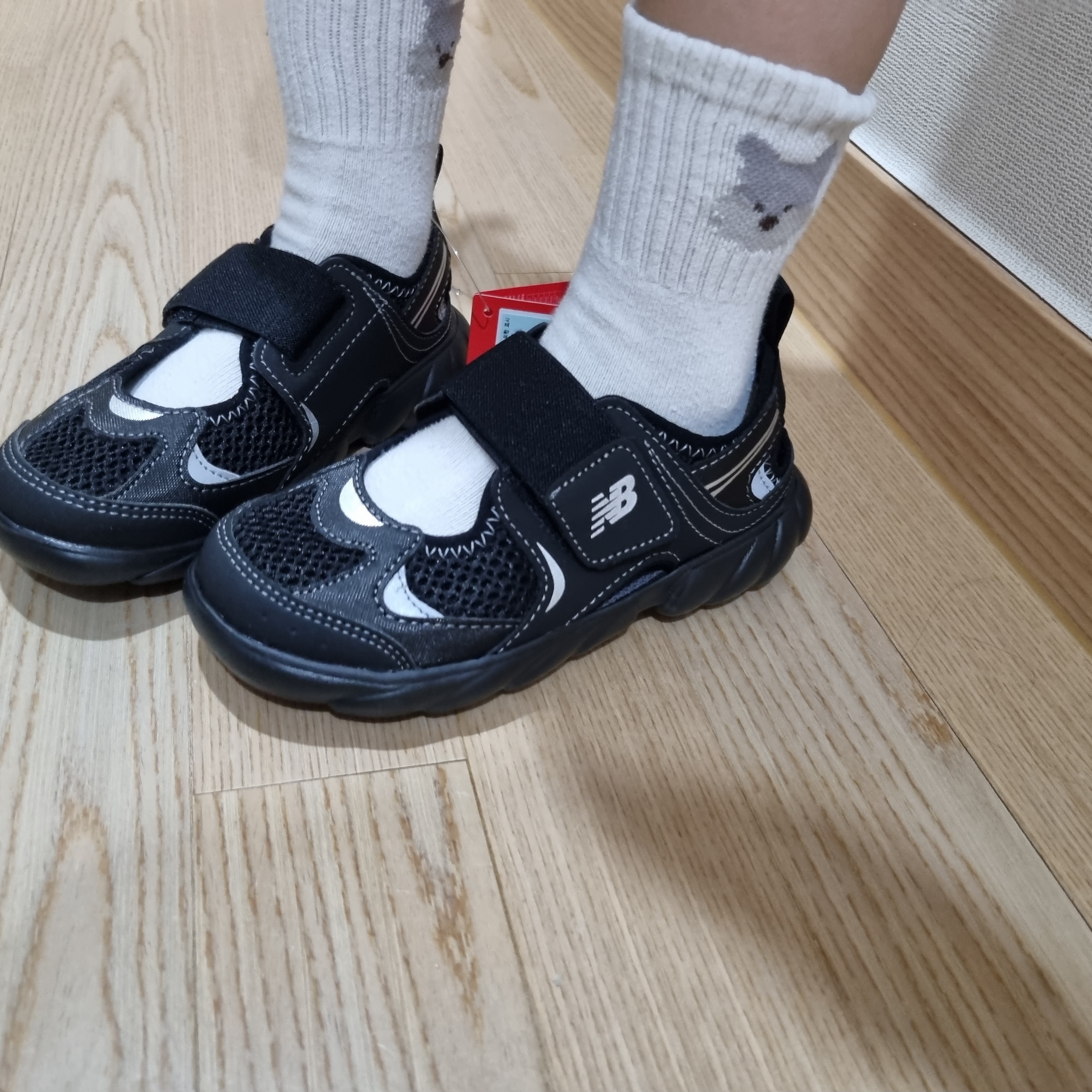 (Kids) New Balance Freedle 920 Sandal Black 착용 스타일 - 1