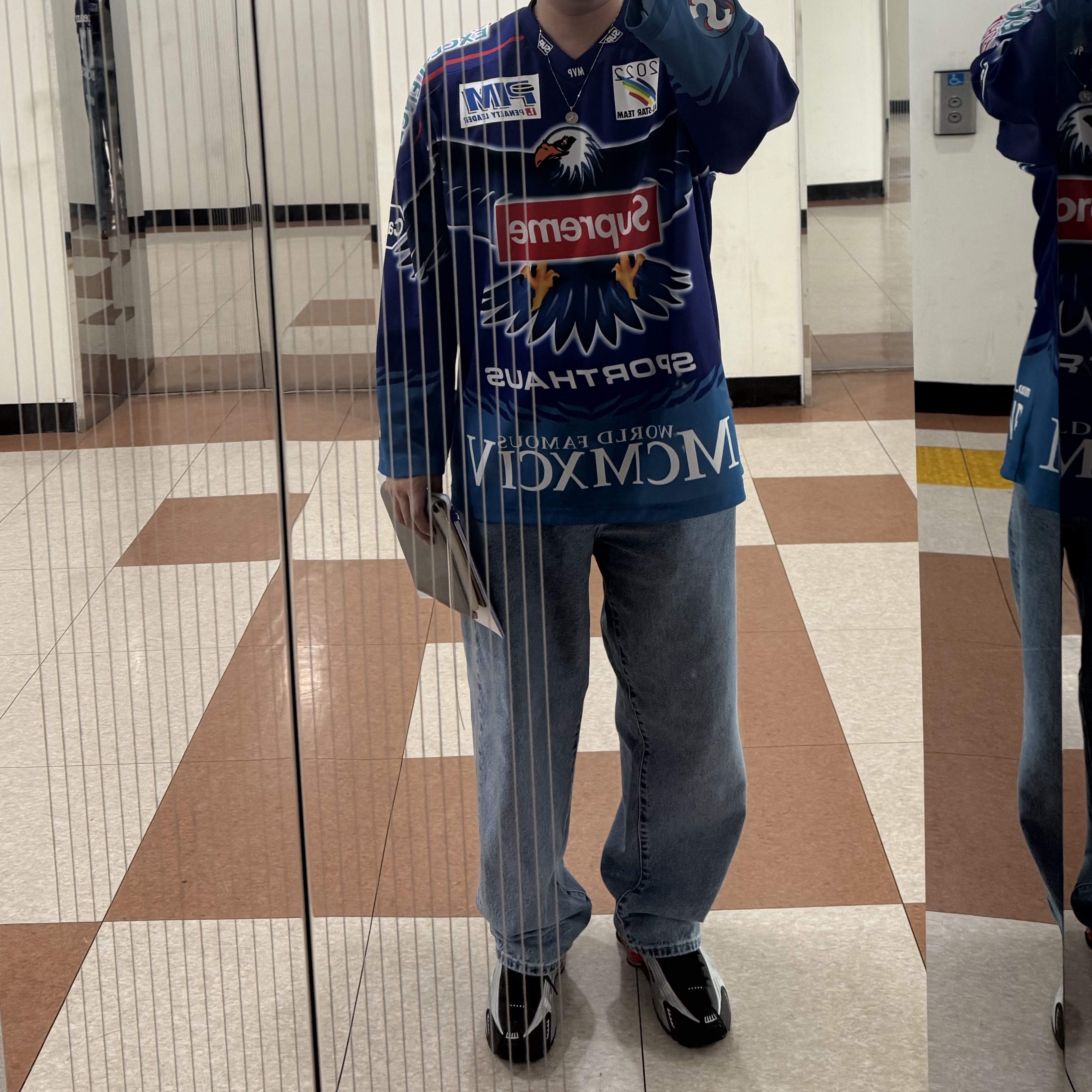 Supreme Eagle Hockey Jersey Royal - 22SS, Supreme Baggy Jean Washed Indigo - 25SS 착용 스타일