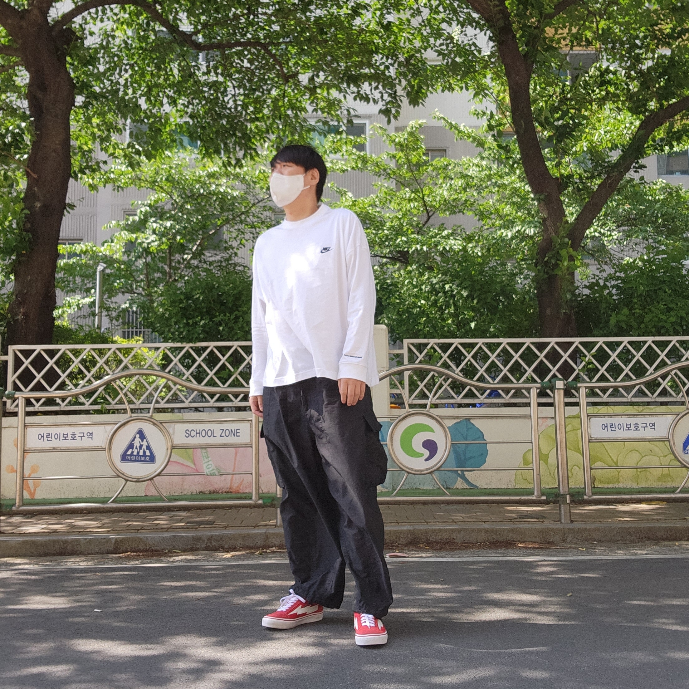 Nike x Peaceminusone LS T-Shirt White (DR0098-100), Needles H.D. BDU Pants Black 착용 스타일 - 1