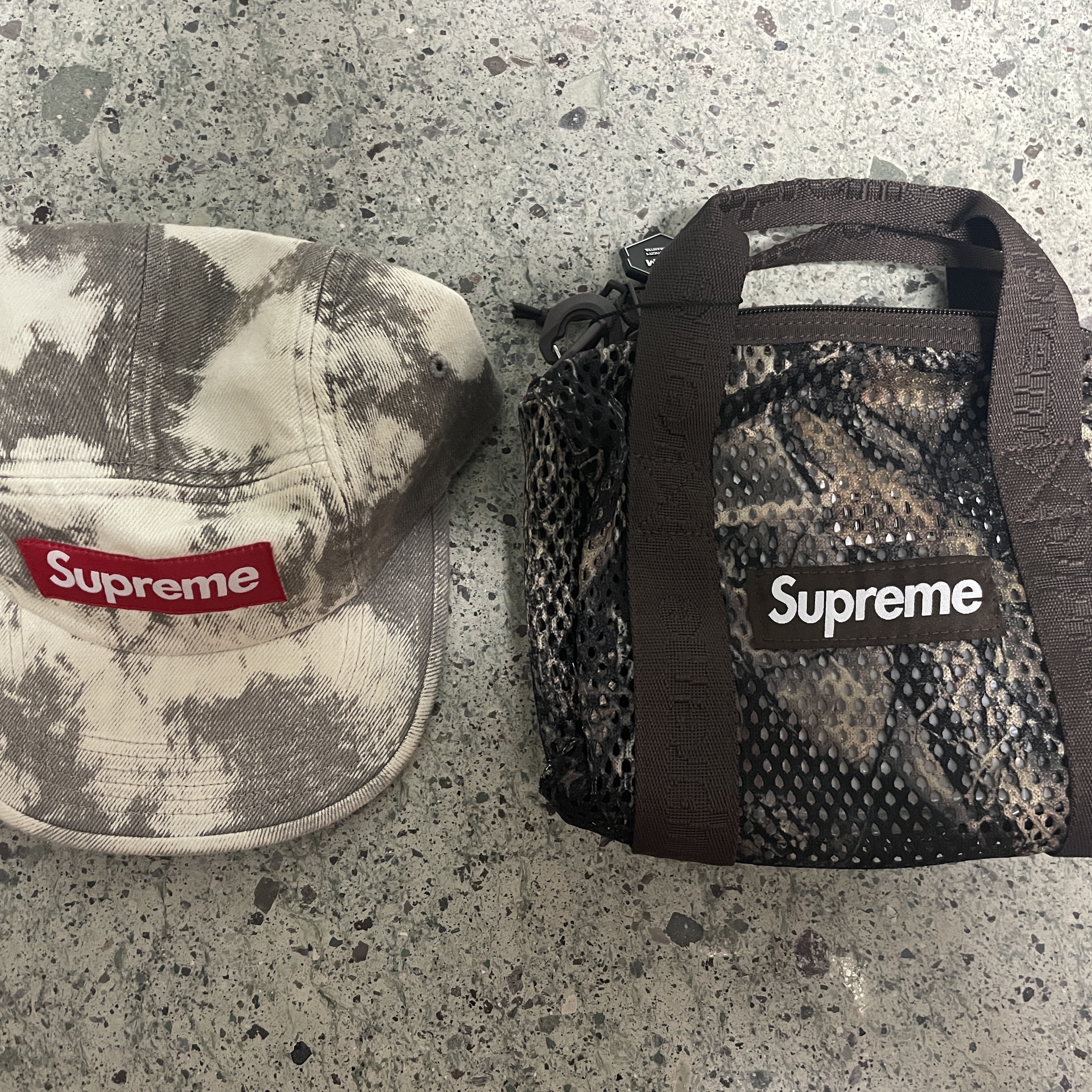 Supreme Mesh Mini Duffle Bag Truetimber Kanati Camo - 25SS, Supreme Denim Camp Cap Bleached - 25SS 착용 스타일
