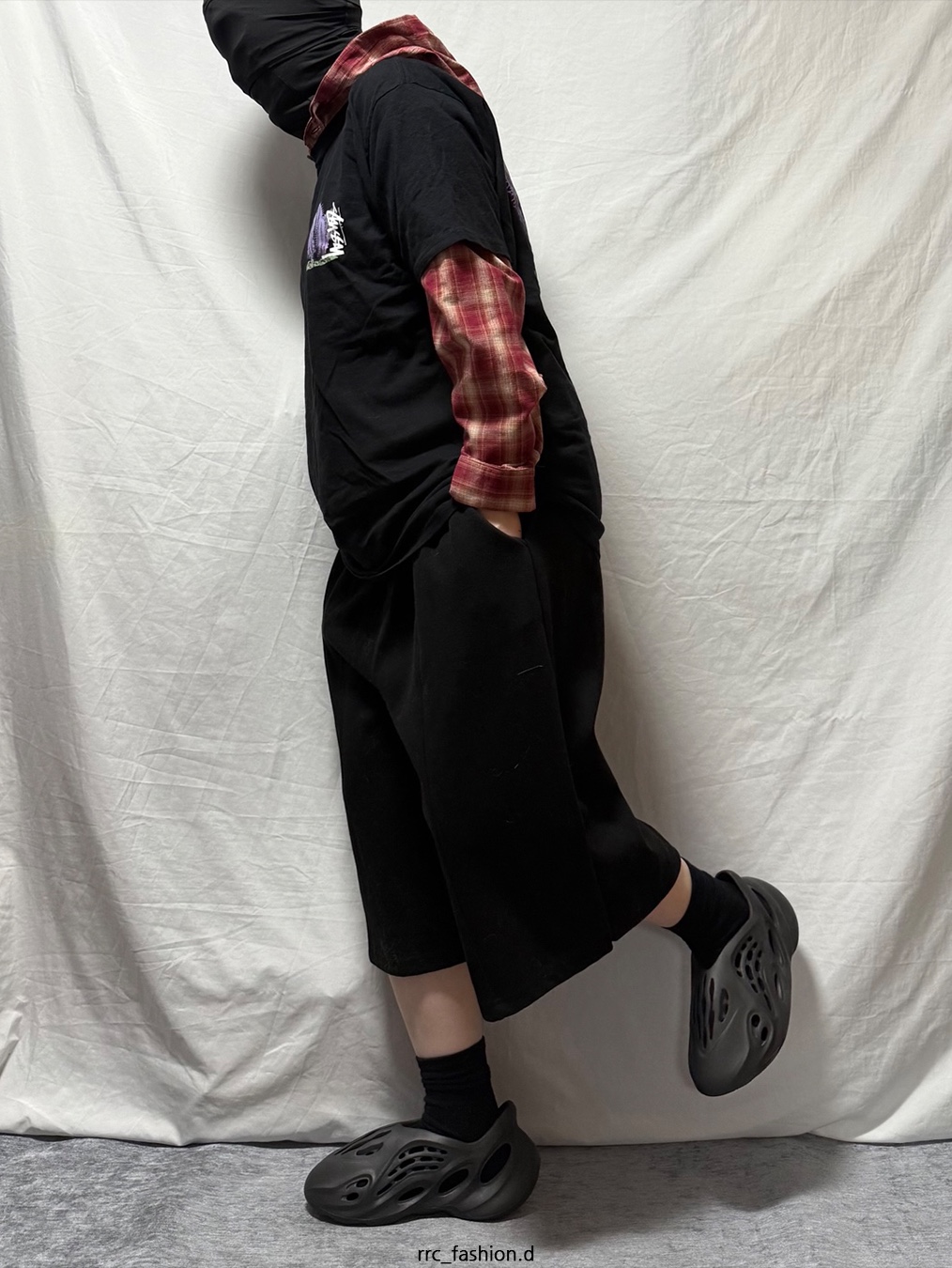 Adidas Yeezy Foam RNNR Onyx 착용 스타일 - 2