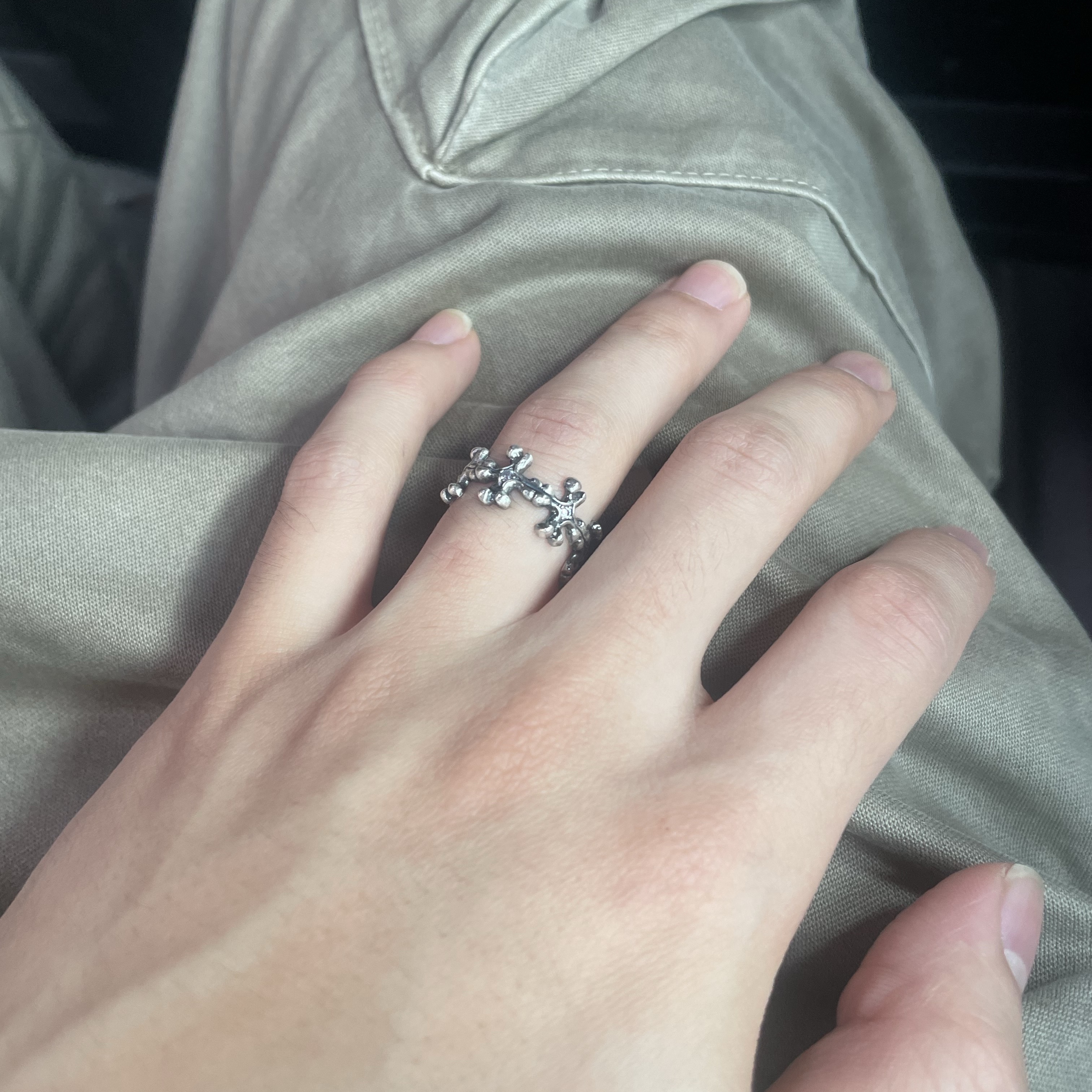 [프리오더] Polyteru 925 Silver Ring 004 Floral Cross Bone 착용 스타일