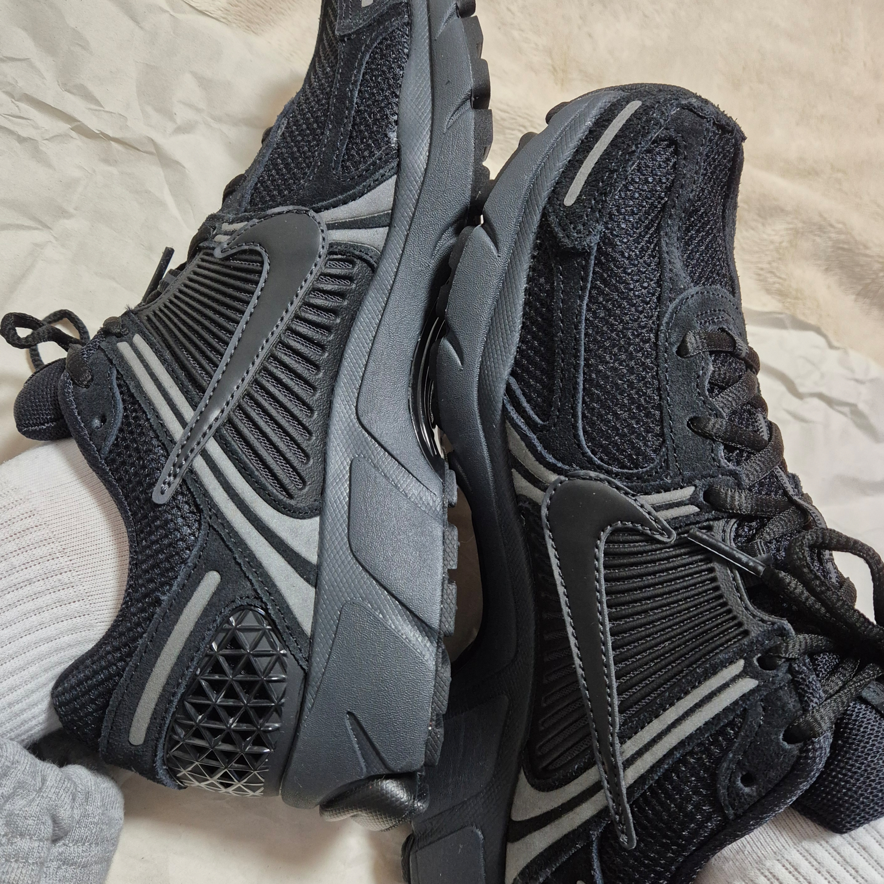 Nike Zoom Vomero 5 Black Anthracite Metallic Dark Grey 착용 스타일 - 2