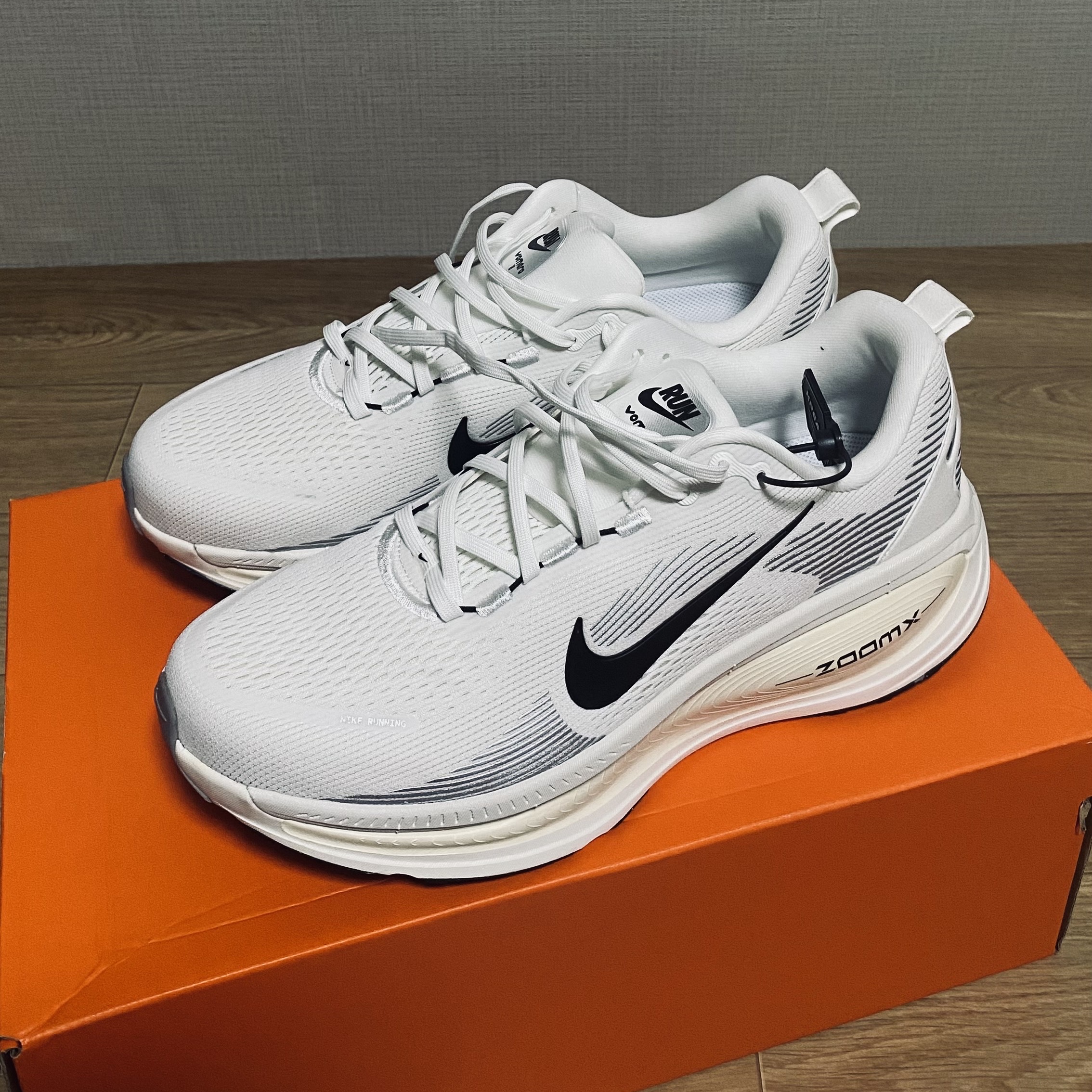 Nike Vomero 18 Summit White Coconut Milk 착용 스타일