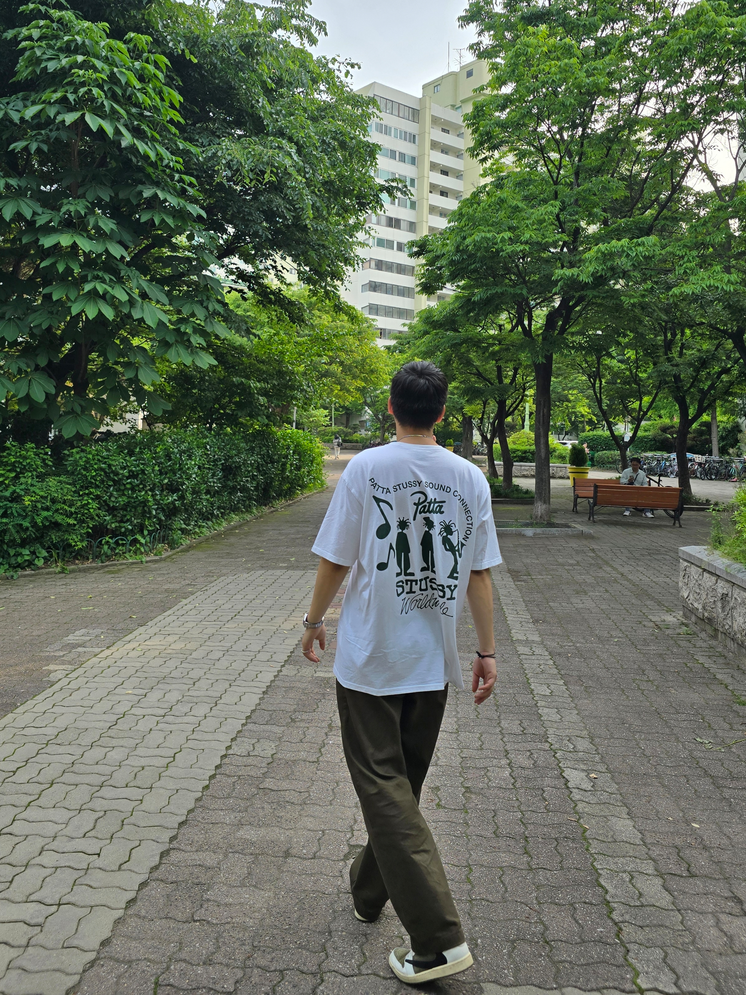 Stussy x Patta Sound Connection T-Shirt White, Jordan 1 x Travis Scott Retro Low OG SP Reverse Olive 착용 스타일