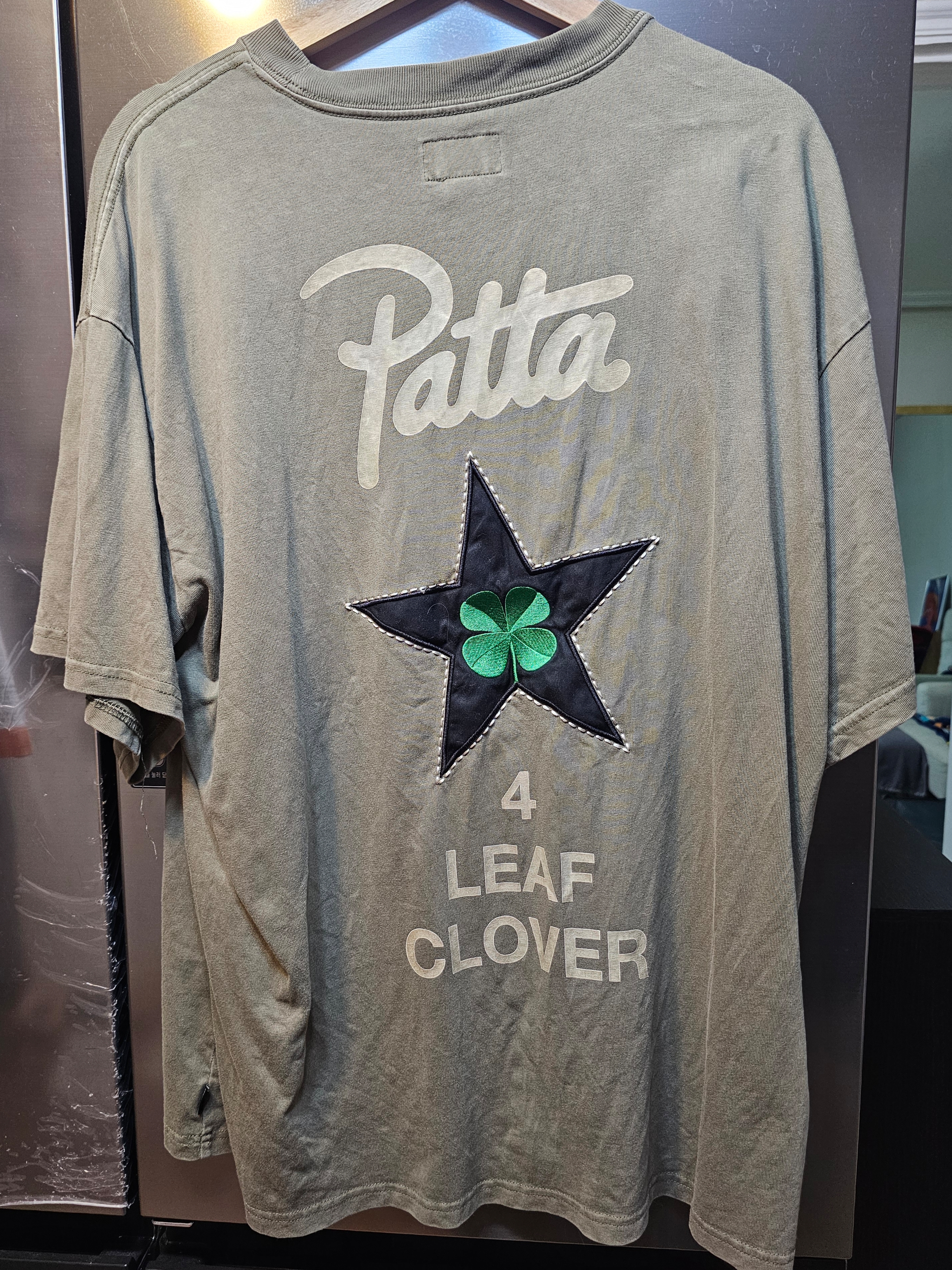 Converse x Patta Four Leaf Clover Short Sleeve T-Shirt Burnt Olive 착용 스타일