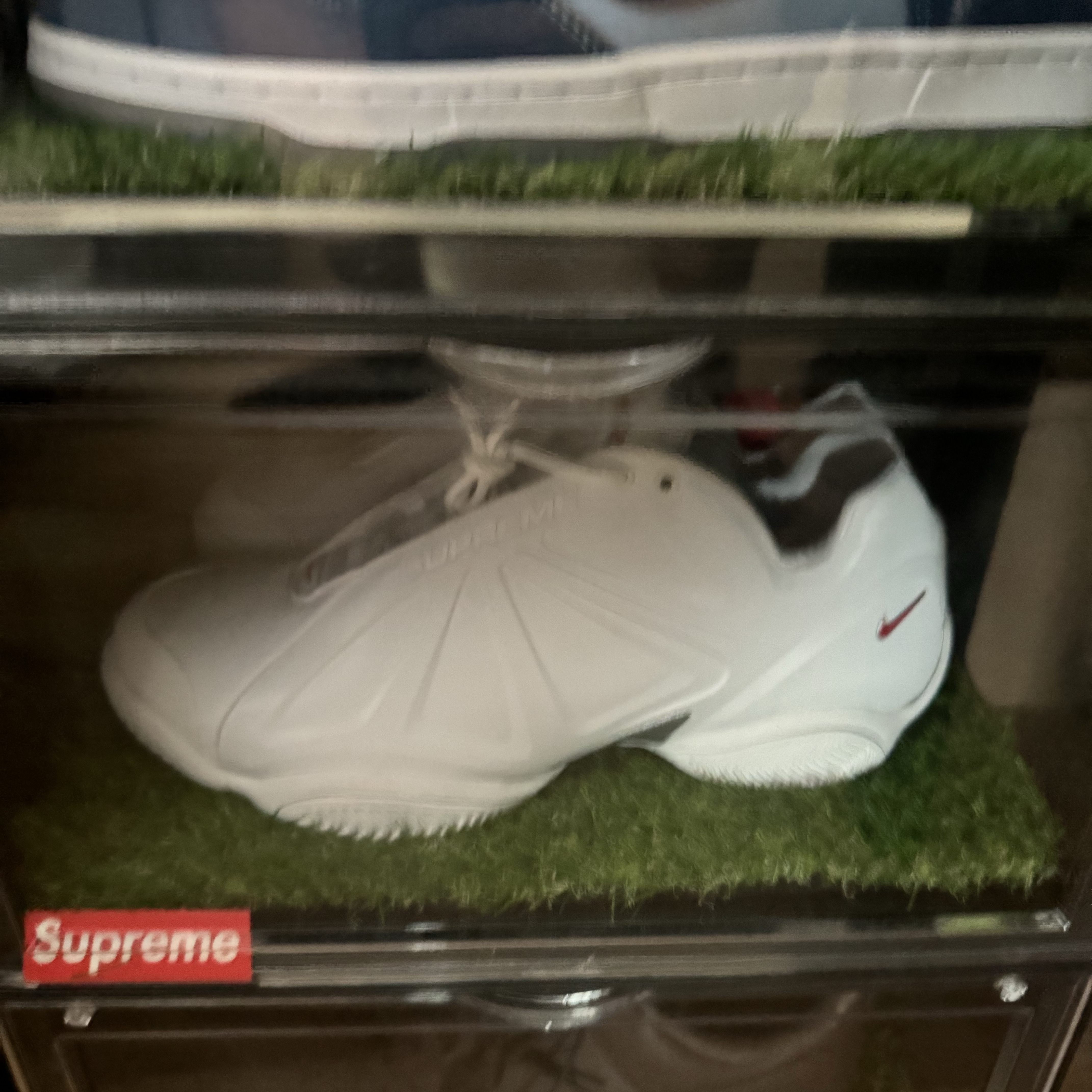 Nike x Supreme Air Zoom Courtposite SP White University Red 착용 스타일