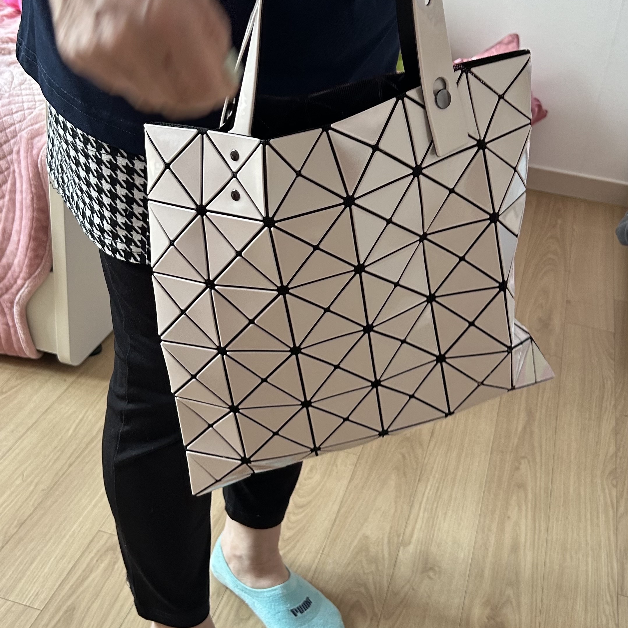 Bao Bao Issey Miyake Lucent Tote Bag Beige 착용 스타일