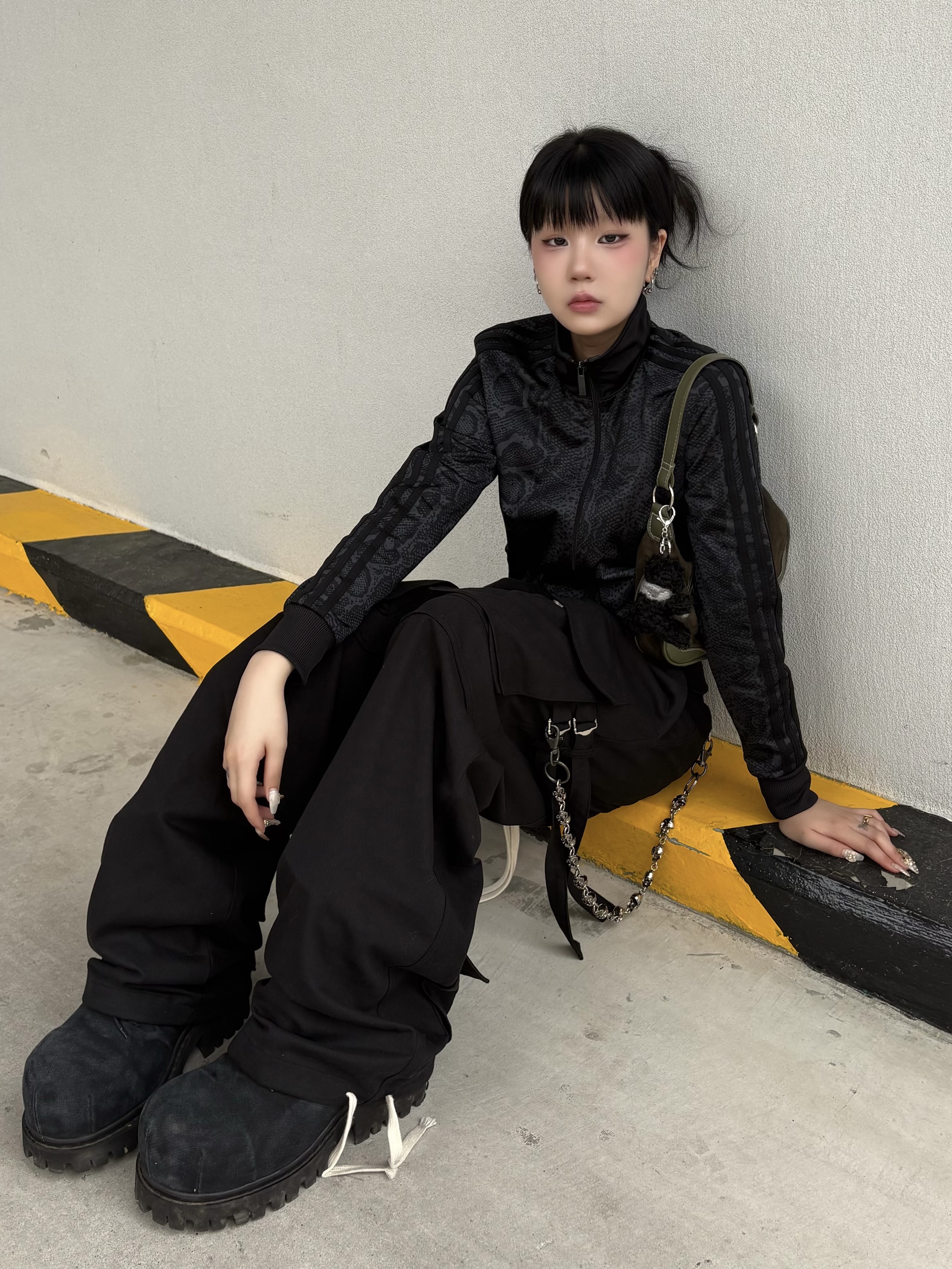Balenciaga Stomper Bootie Black 착용 스타일 - 1
