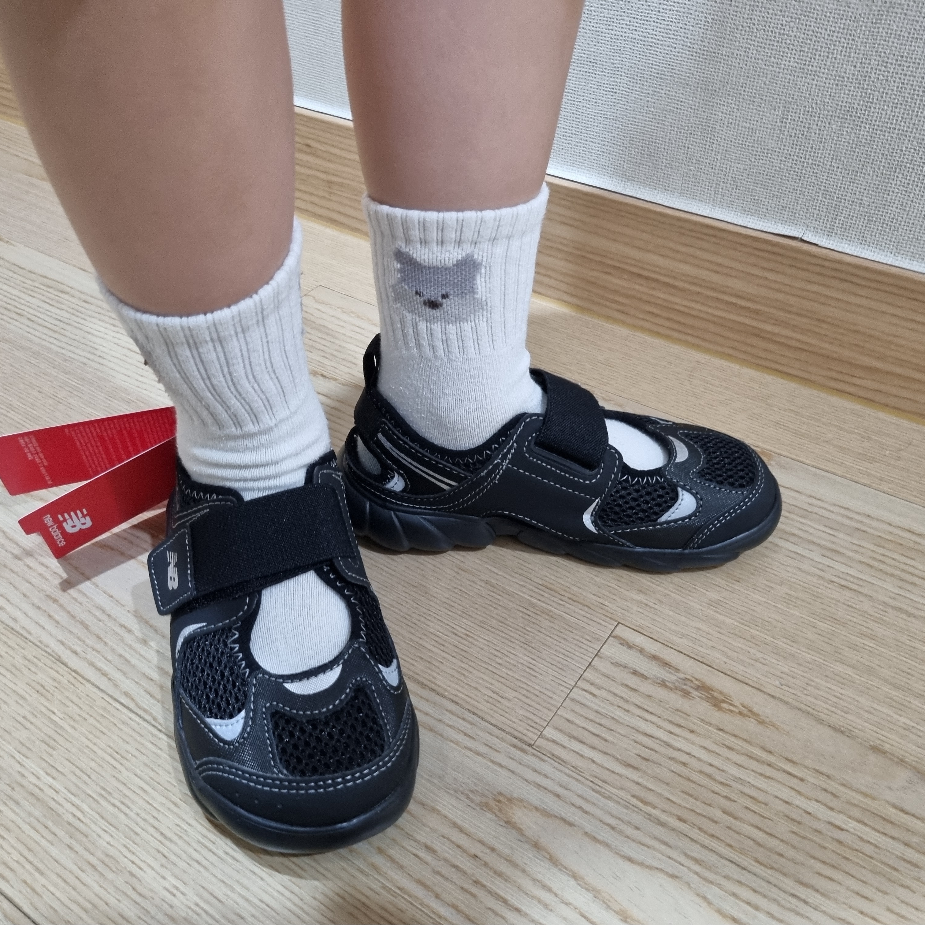 (Kids) New Balance Freedle 920 Sandal Black 착용 스타일 - 3