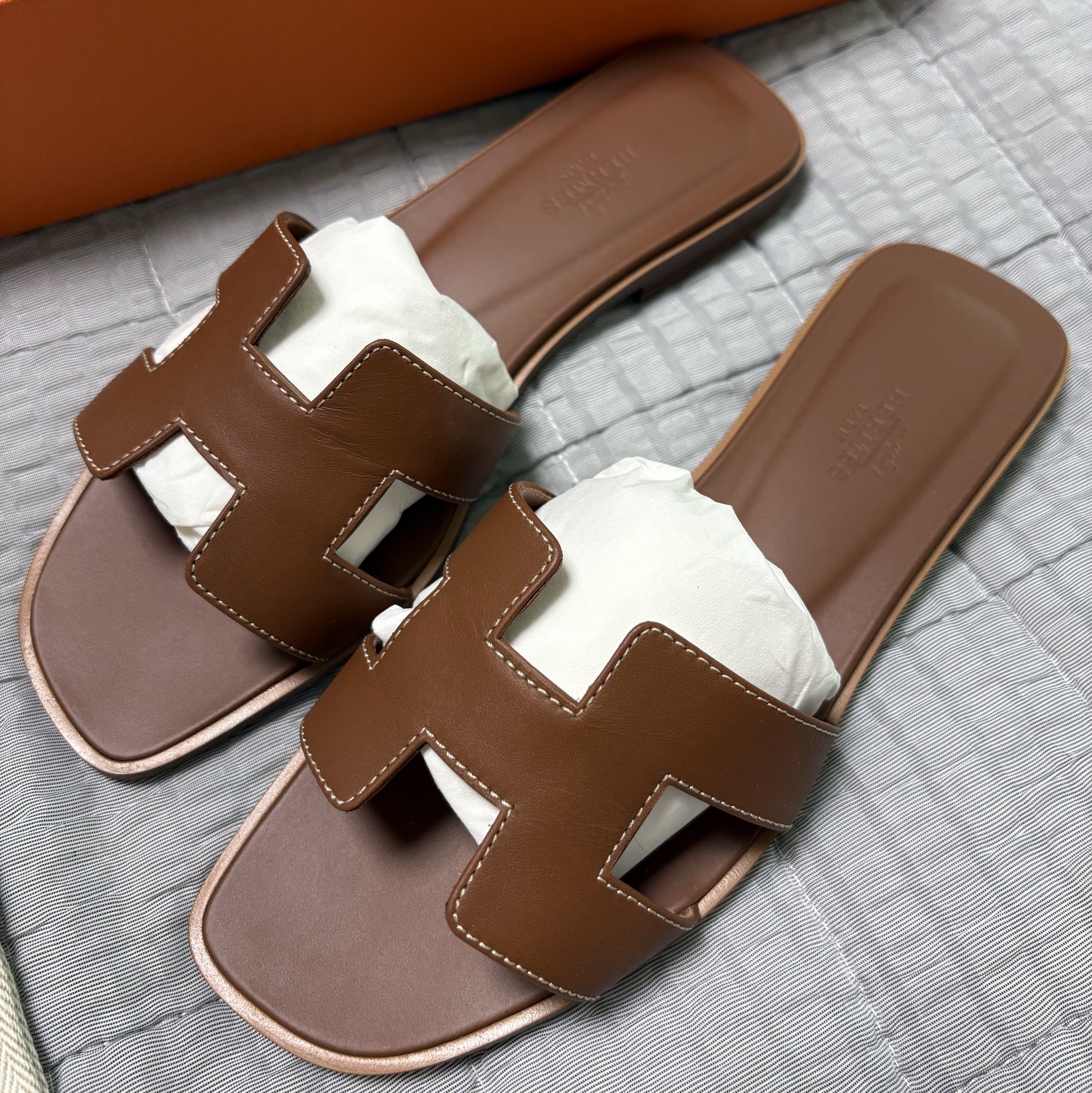 (W) Hermes Oran Sandal Calfskin & Gold Piqures Ecrues 착용 스타일