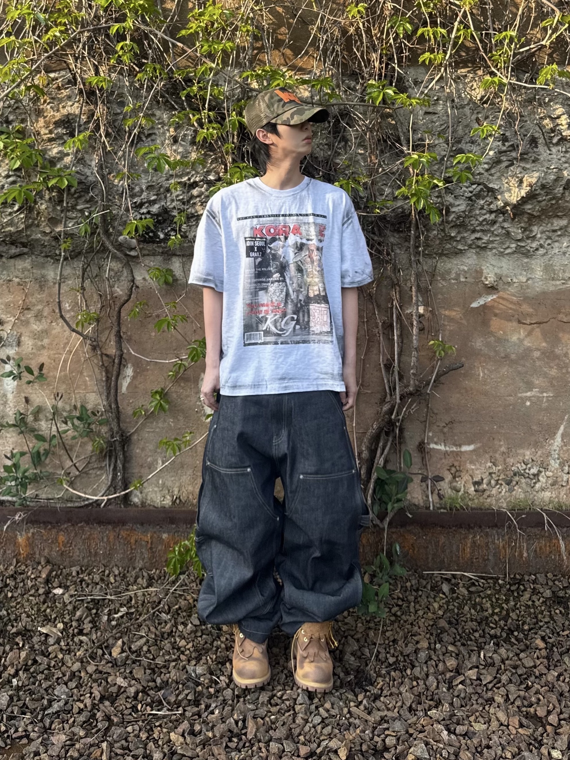 GRAILZ x KOIN SEOUL Carpenter Raw Denim Pants Indigo, GRAILZ x KOIN SEOUL Magazine T-Shirts Melange Grey 착용 스타일 - 3