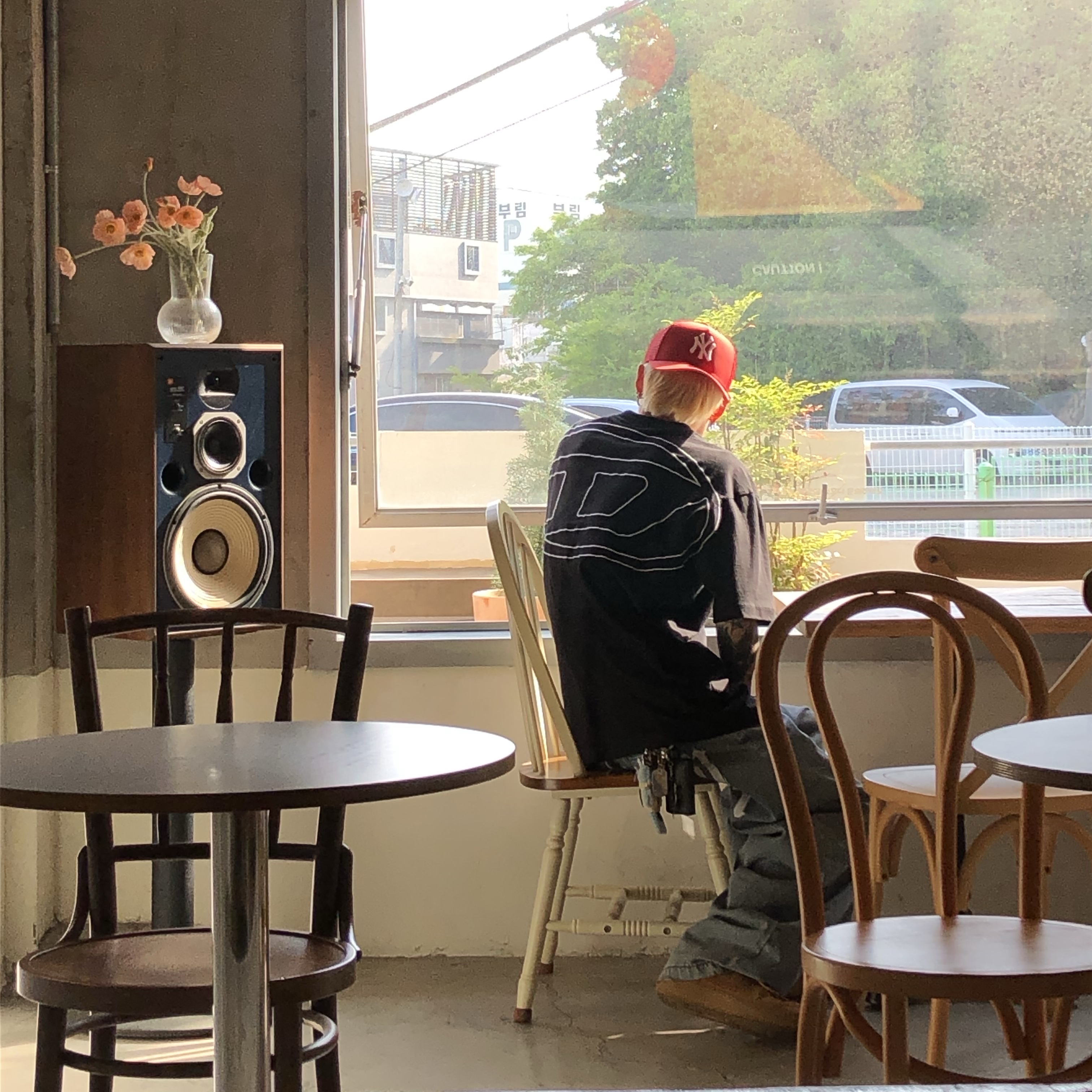 Diesel T-Shirt with Maxi Oval D Embroidery Black, NOMANUAL Raw Vision Denim Pants White Blue 착용 스타일