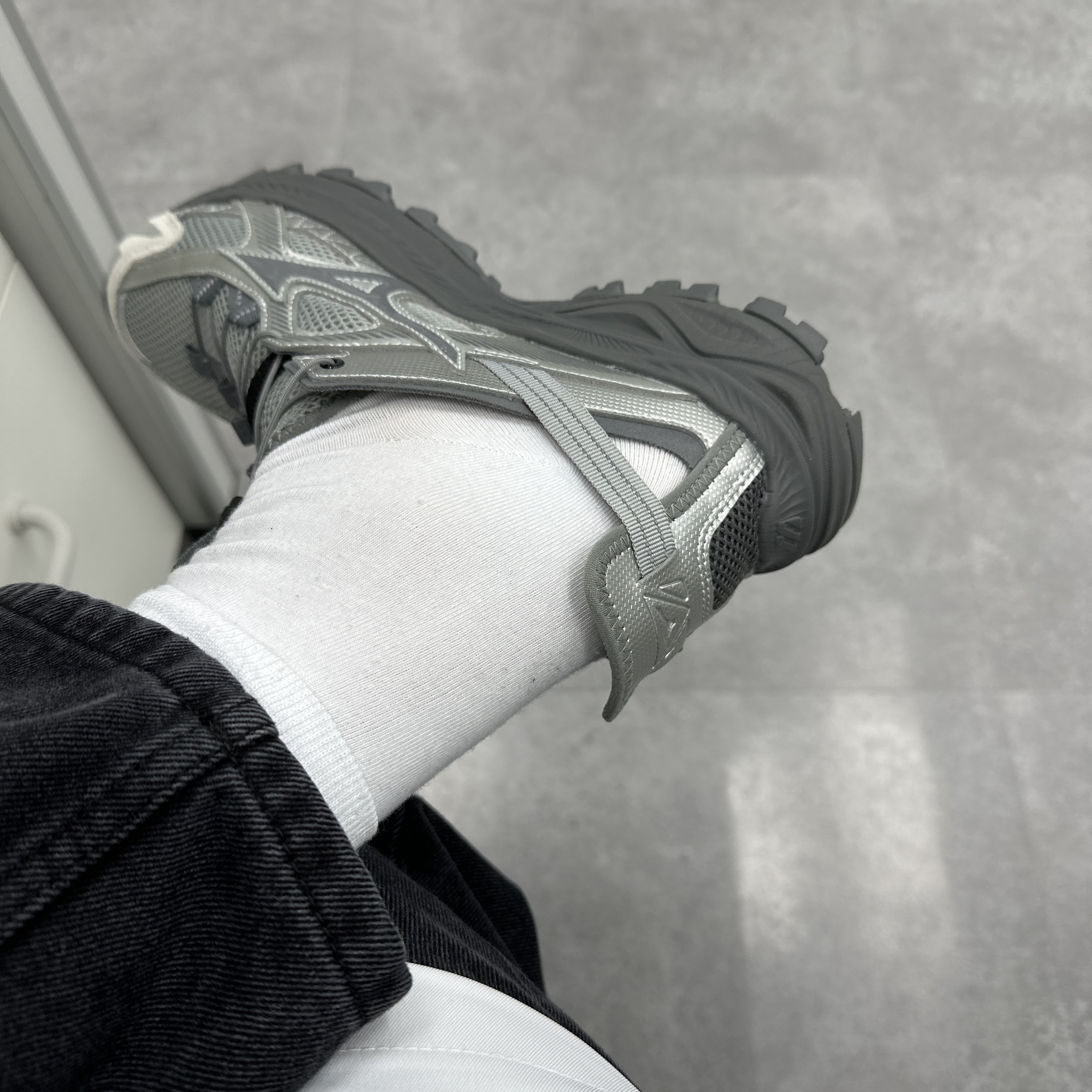 Mizuno Racer Trail SE Silver Grey 착용 스타일 - 3