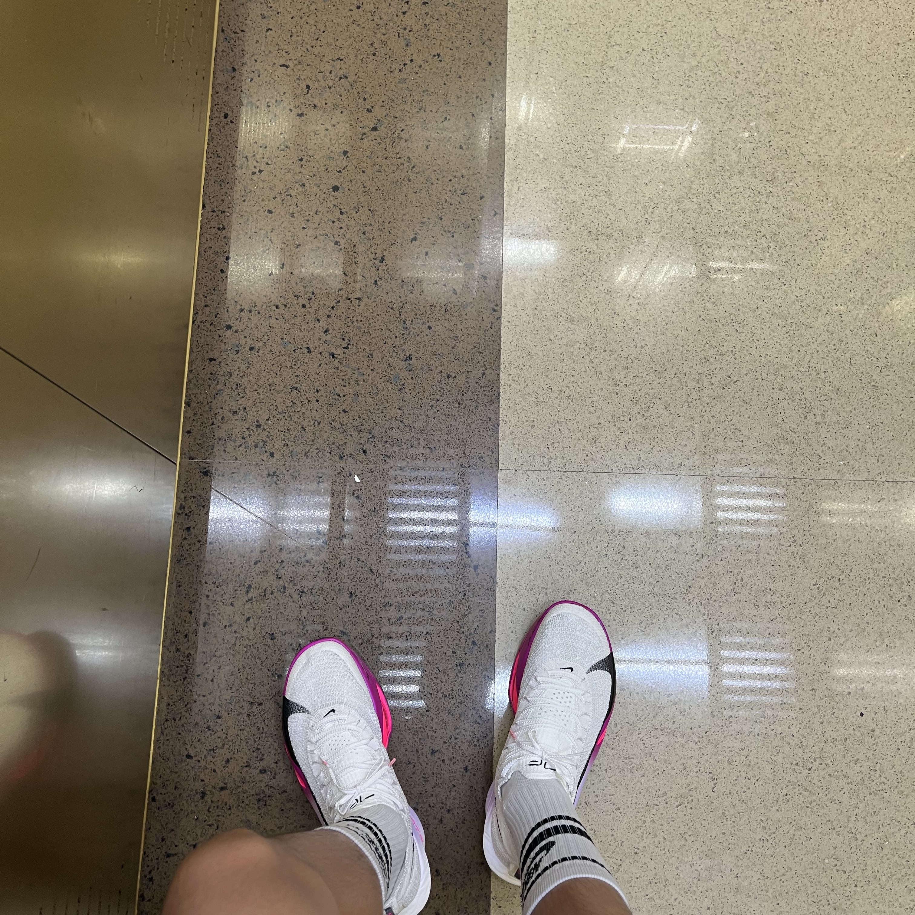 Nike Air Zoom Alphafly Next% 3 Hyper Pink, Nike Everyday Essential Crew Socks White (3 Pack/Korean Ver.) 착용 스타일 - 2