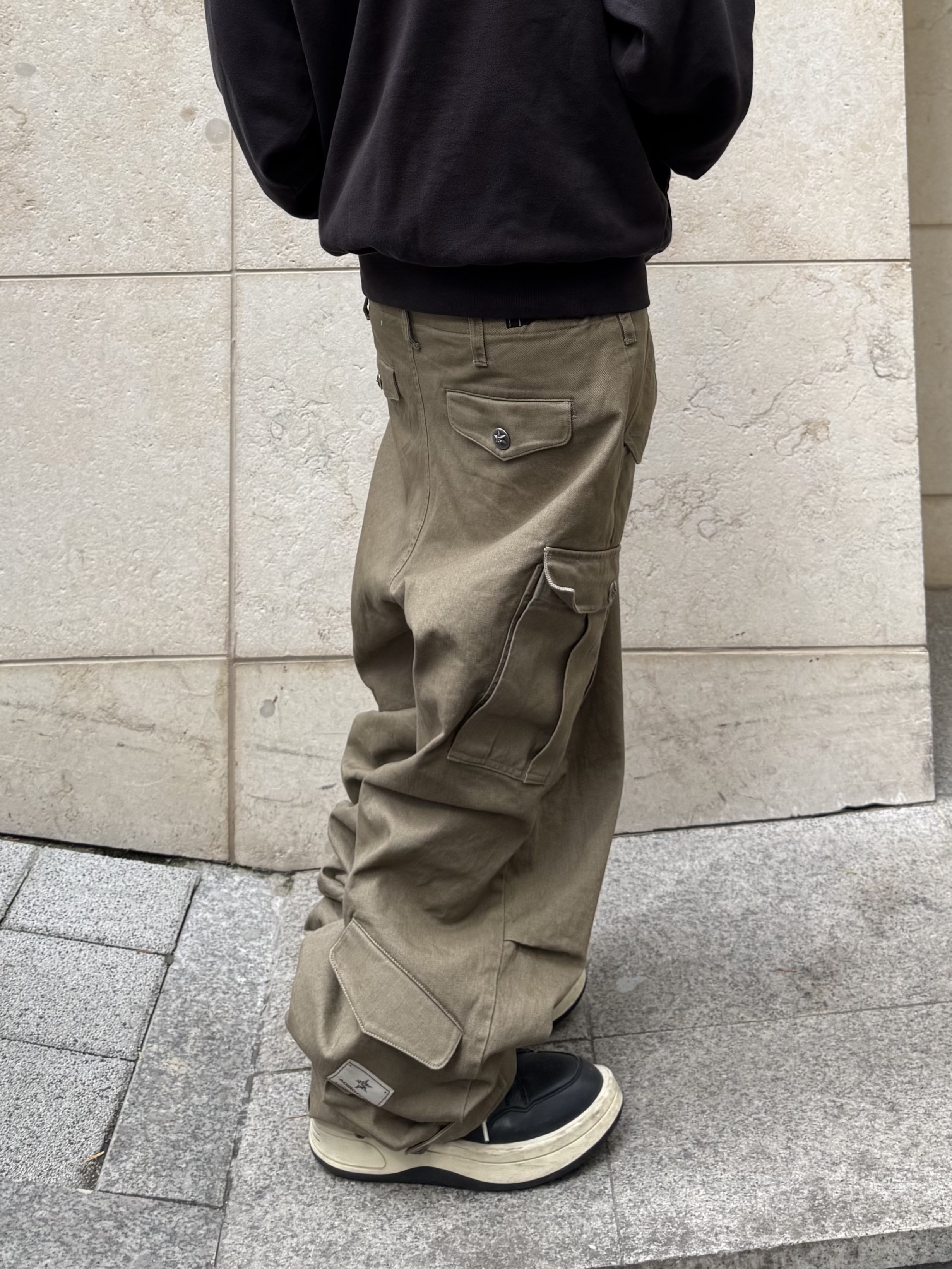BAPE Japan Katakana College City T-Shirt Black, Aoiro Hikari Snap M65 Pants Mocha Brown 착용 스타일 - 5
