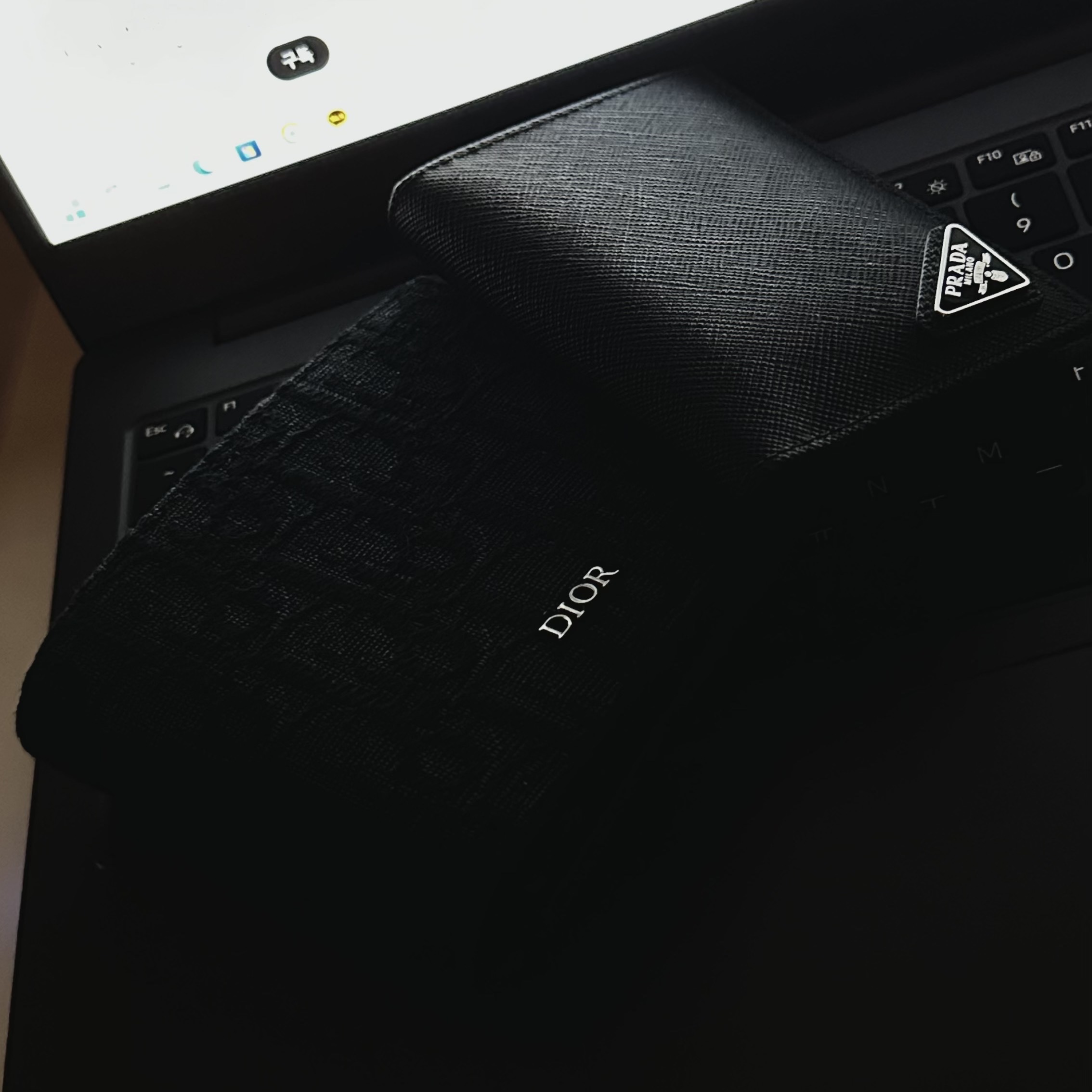 Prada Saffiano Leather Card Holder Black, Dior Wallet Black Dior Oblique Jacquard 착용 스타일