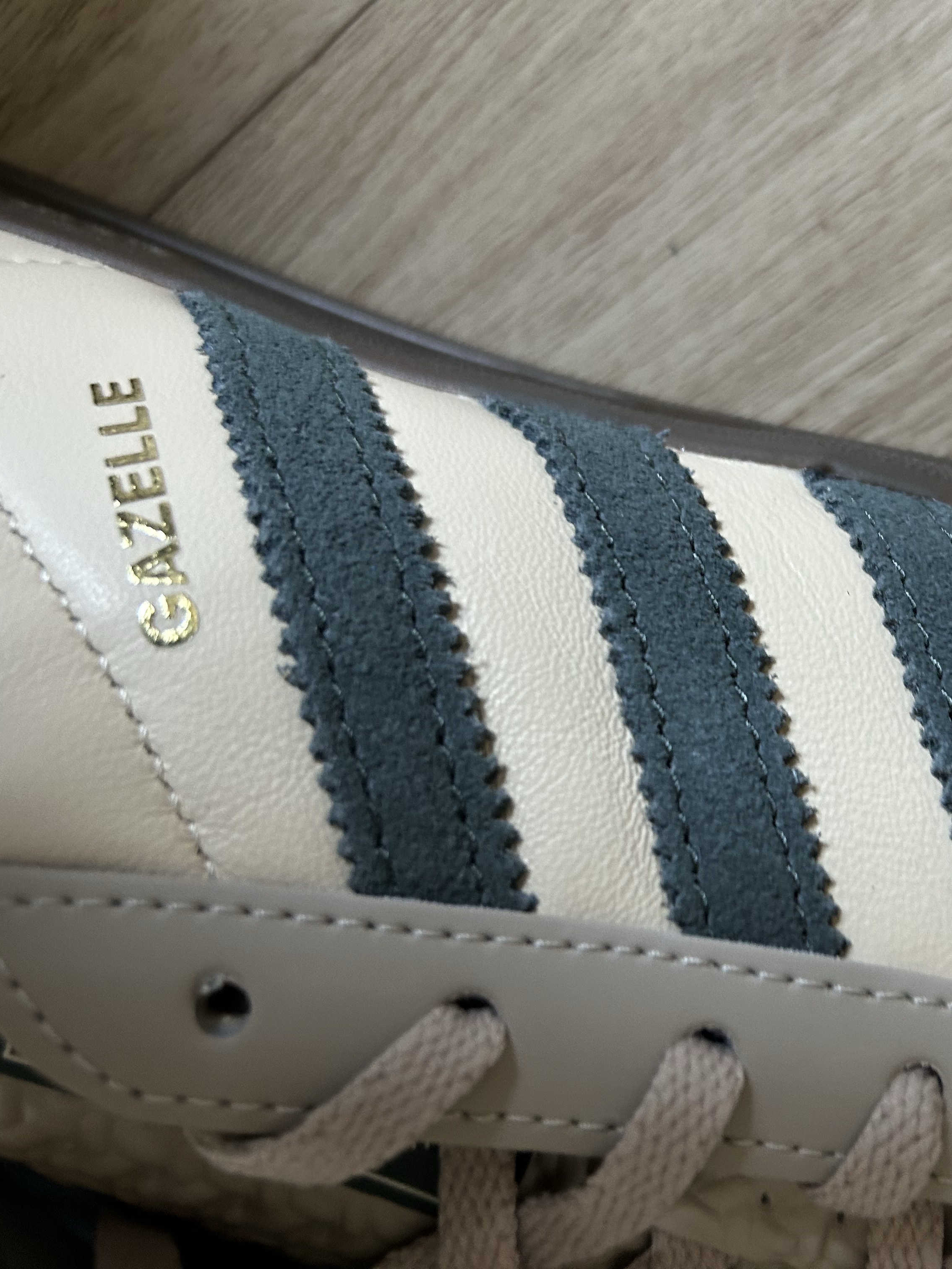 Adidas Gazelle Indoor Sand Strata Legend Ivy 착용 스타일