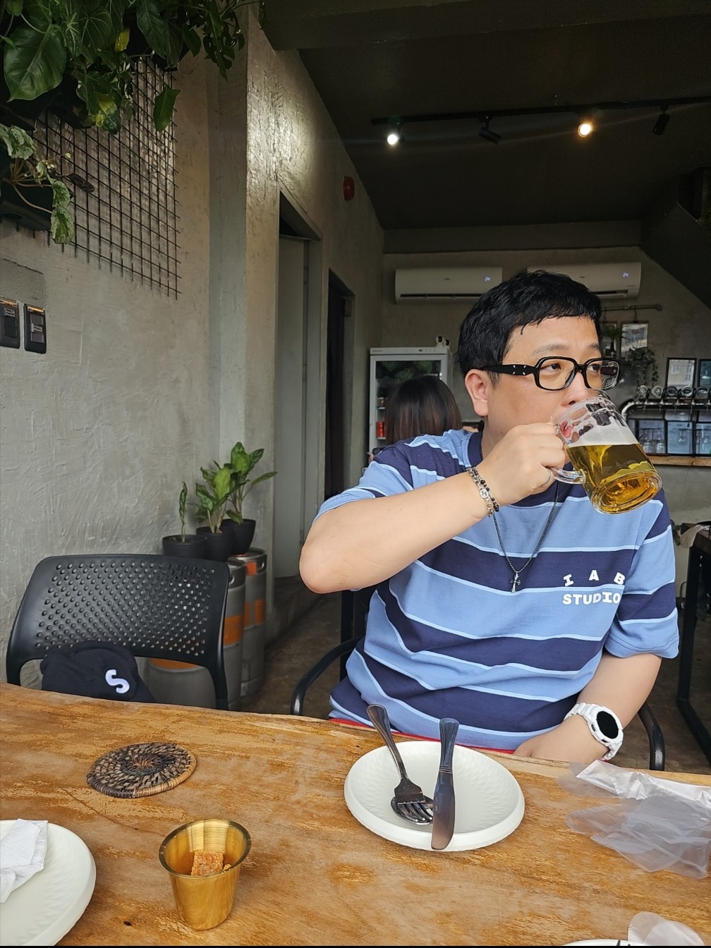 Gucci Interlocking G Bracelet Silver, IAB Studio Striped T-Shirt Blue White 착용 스타일 - 1