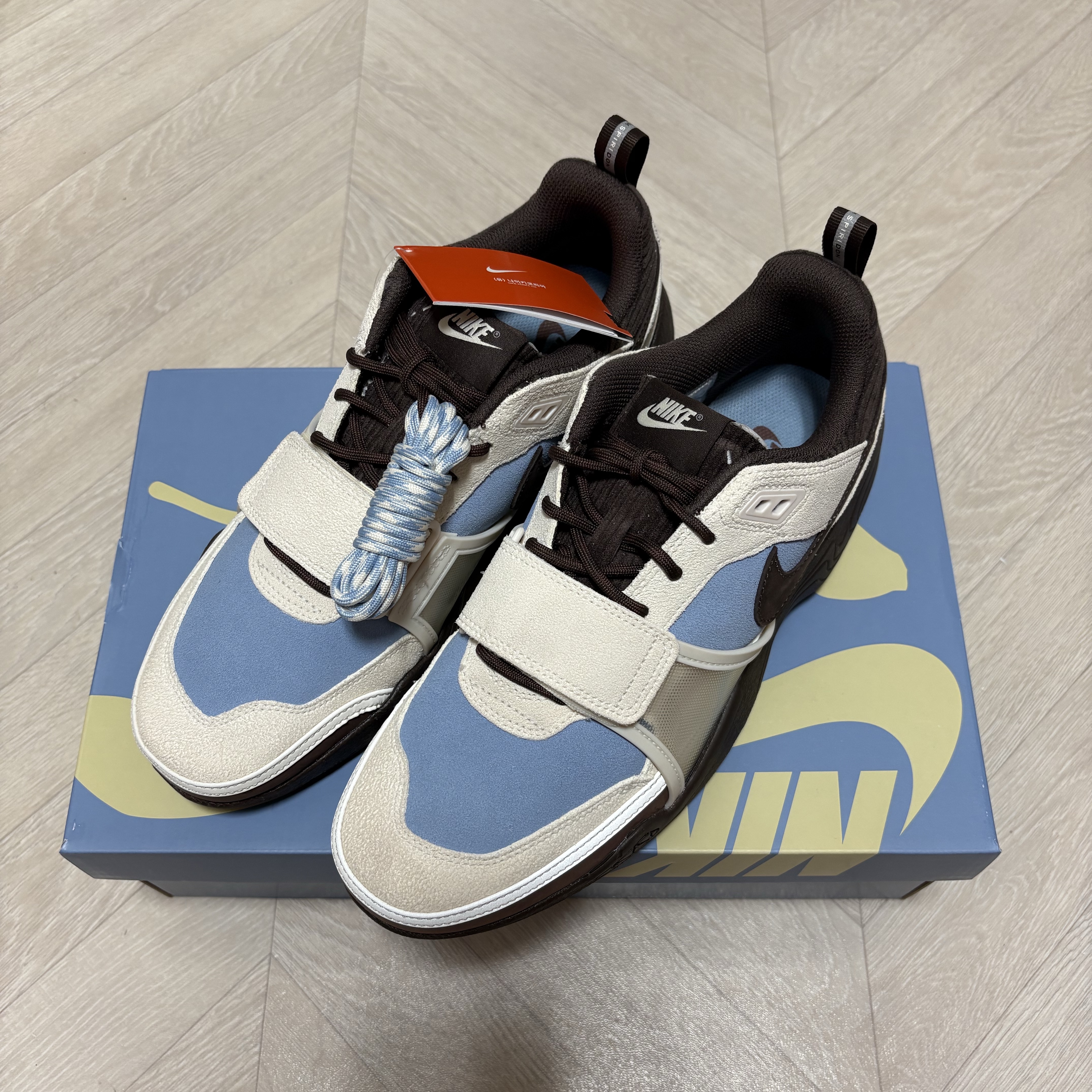 Nike x Travis Scott Zoom Field Jaxx Pale Ivory and Leche Blue 착용 스타일